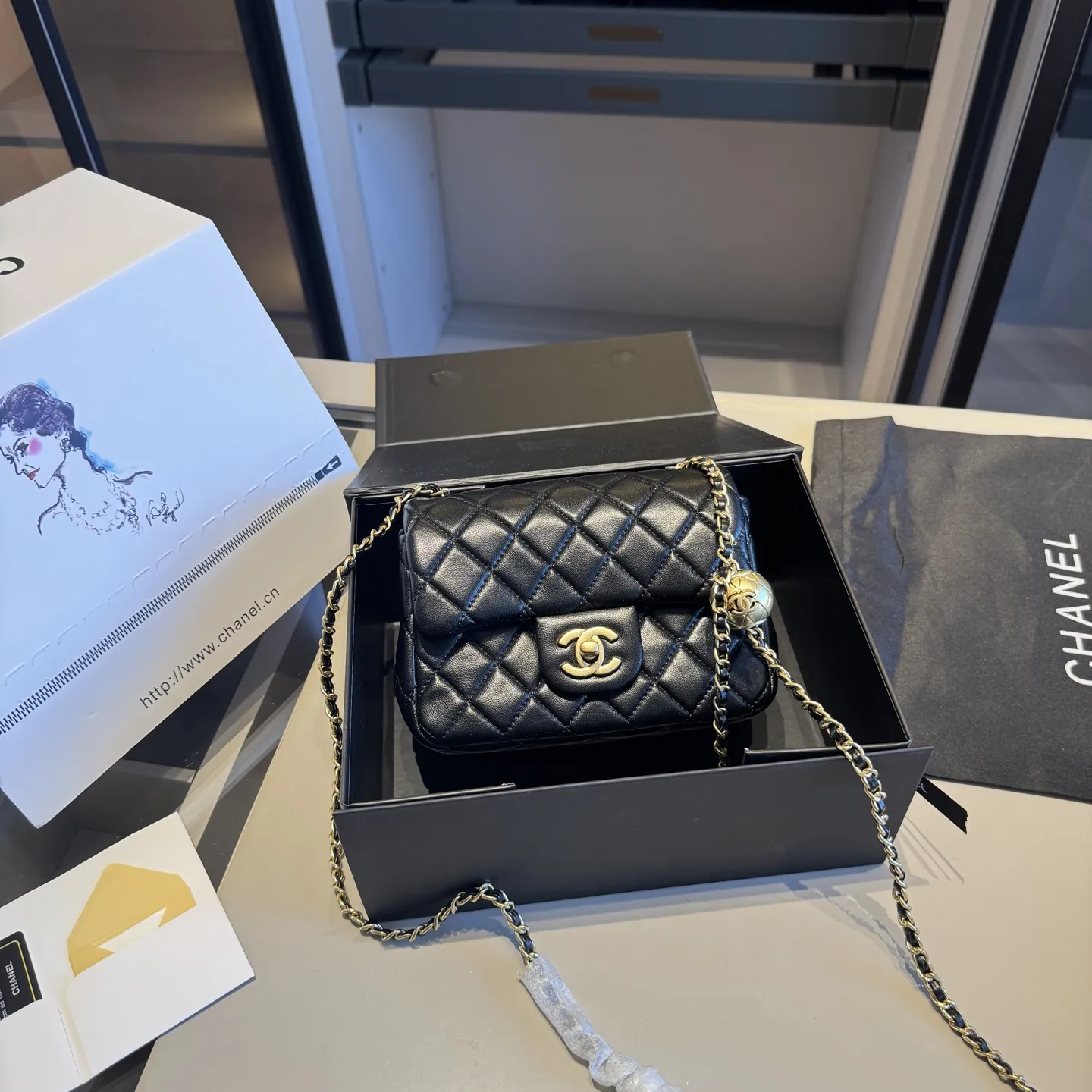 🅿️165✅新品推荐🔜 升级版~顶级货🔥全套包装‼️ 金球🔥CHANEL香奈儿经典金球系列方胖子菱格链条包👍金球可调节~小香顶级小羊皮面料哦!采用原版复刻五金配件!经典logo!原版做工!皮质手感超级棒哦!堪比专柜品质~人手必备单品哦!✈️原版飞机盒🎁原版折叠礼盒包装(size:17*13)