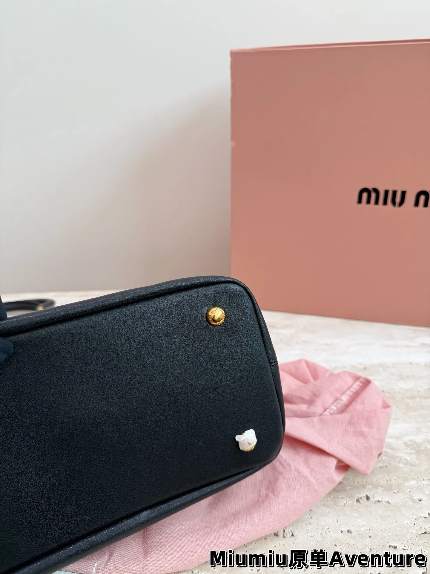 P250 MiuMiu Aventure托特包​​ 👜MiuMiu Aventure托特包，选用橡木色小牛皮，质地柔软细腻，金属皮带搭扣超有复古感✨。尺寸约40&times;31&times;13cm，容量大，通勤日常都OK！内部斜纹帆布衬里，实用又时髦。焦糖棕色超适合秋冬，搭配风衣针织衫氛围感拉满🍂。自重轻，手提肩背都方便，是功能与设计感兼具的通勤包！配盒子