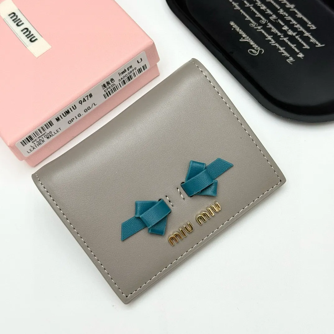 📢📢📢p95 🍒 miumiu 947 颜色：黑色 粉色 深灰色 浅灰色 尺寸：11.5*10*3 说明:miumiu专柜最新款火爆登场！采用头层牛皮，做工精致， 媲美专柜！多功能小钱包，超级精致时尚！