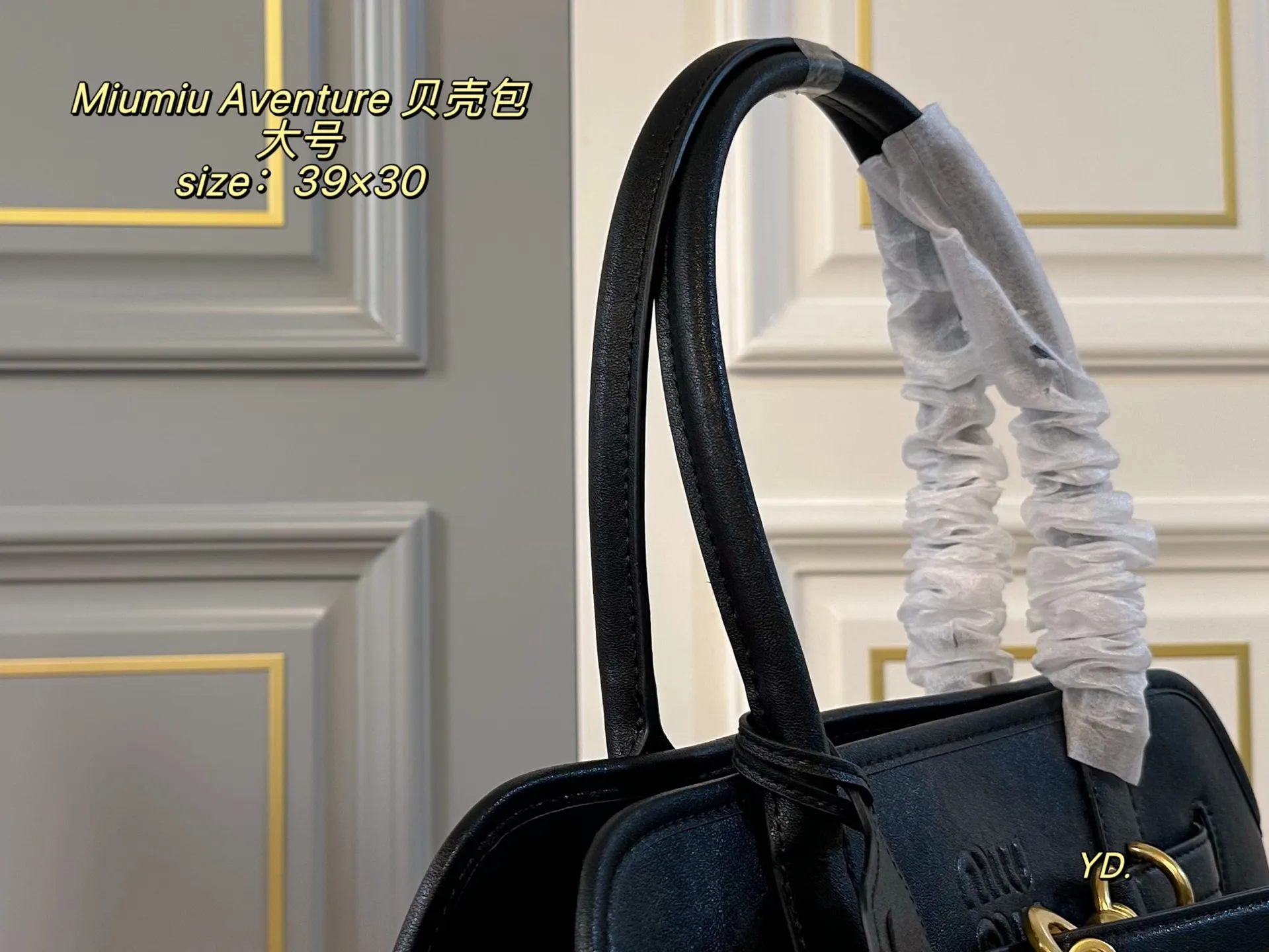 P250大号（无盒） size：39&times;30大号 MiuMiu缪缪新款Aventure24贝壳包 💕 皮质有种做旧年代感 复古感满满 自重轻，设计感强，洋气时髦 超大空间，又高级又能装‼️
