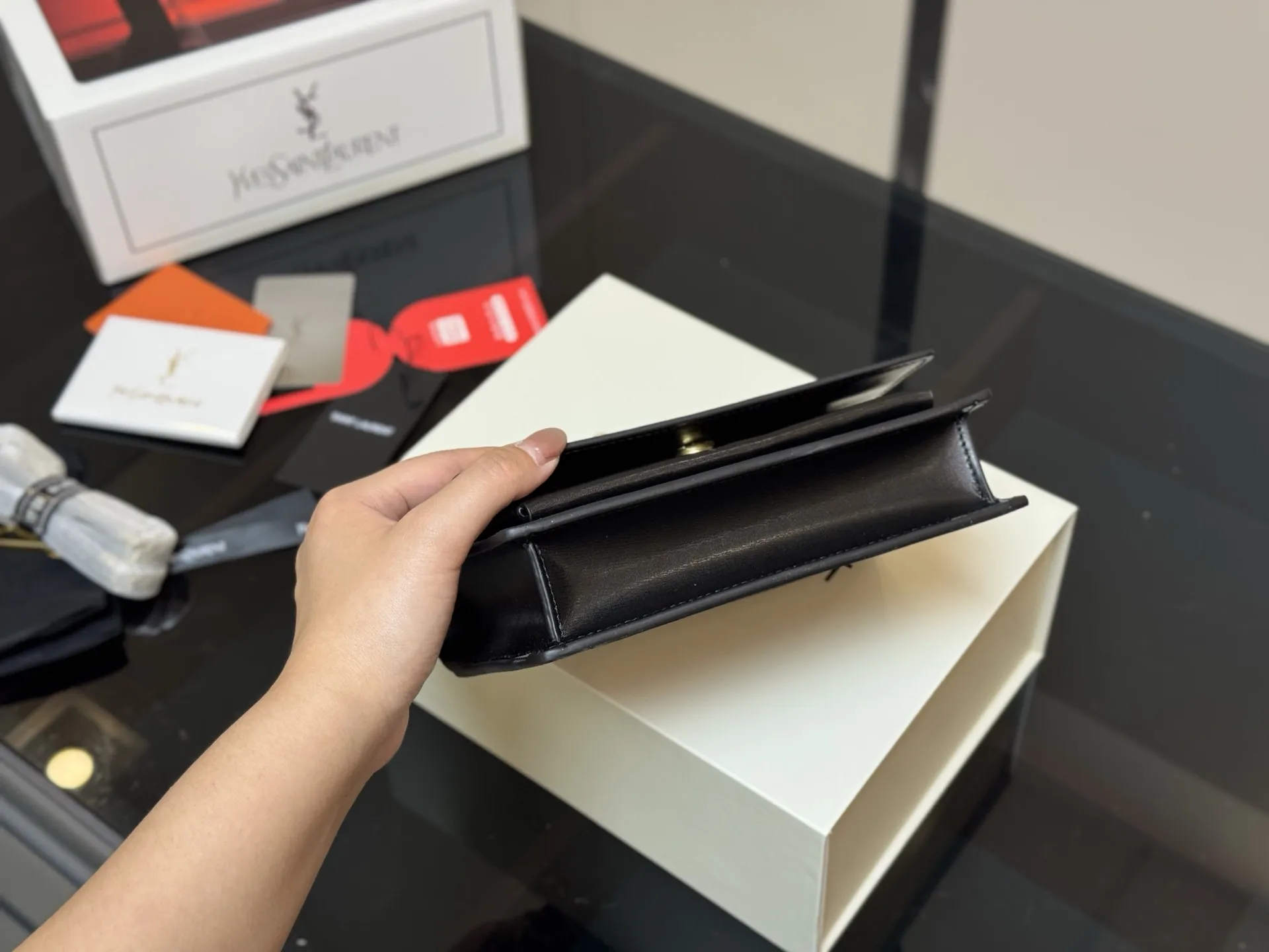 &yen;180 牛皮版本 配全套包装 圣罗兰王子文同款 无敌经典款牙签纹sunset日落包原厂皮版本！ 出了这么长时间热度依然不减， 可见它受人喜欢的程度非同一般！ 力求无穷大的接近正品， 高品质却不高价，心动不如马上行动！ 尺寸：19.13cm