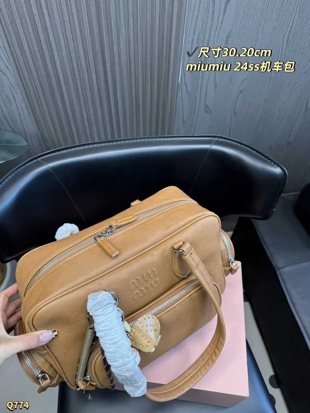 💰190 配折叠盒 尺寸:30.20 cm 缪缪 MIUMIU今年最特别款式机车包.斜挎包-皮质柔软,棉质缎面衬里,多口袋设计模糊功能与装饰界限,个性鲜明,能驾驭各种风格,可甜可盐,容量可光,各大明星时尚搏主几乎人手一个