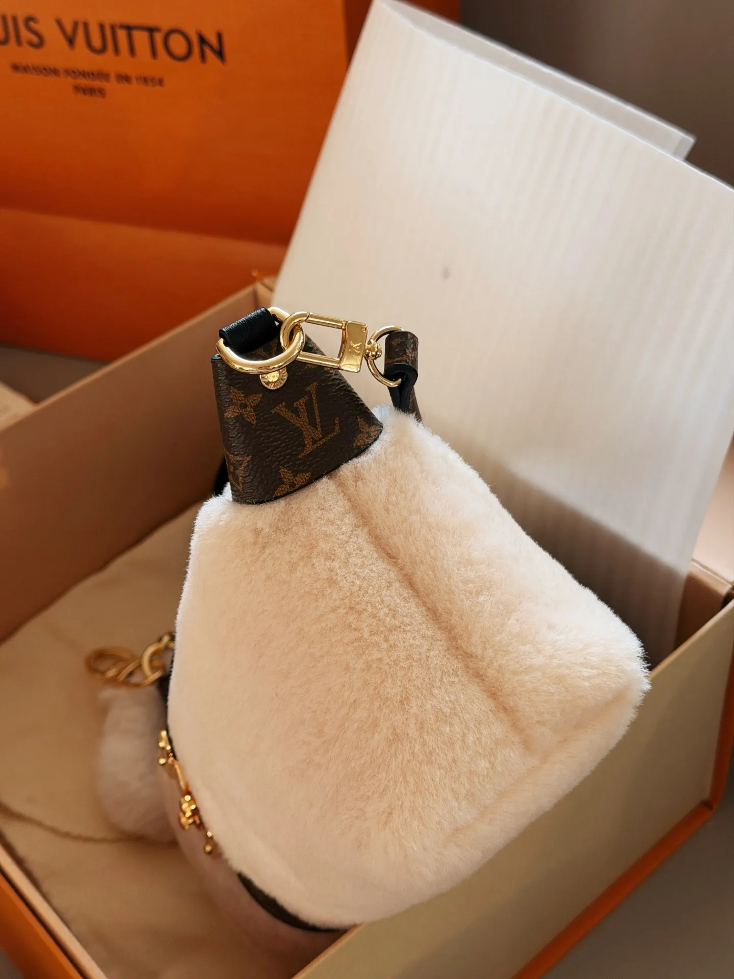 💰 180配盒 赠送挂件哦! size:21.5*12cm L家 新款MIA饺子包 小小饭盒包拿捏 奶呼呼的毛绒包 摸起来像抱着一团云朵, 老花皮拼接+金属扣设计复古又高级 还有可爱的花朵挂饰加持 冬天背它出门,保暖又吸睛哦!