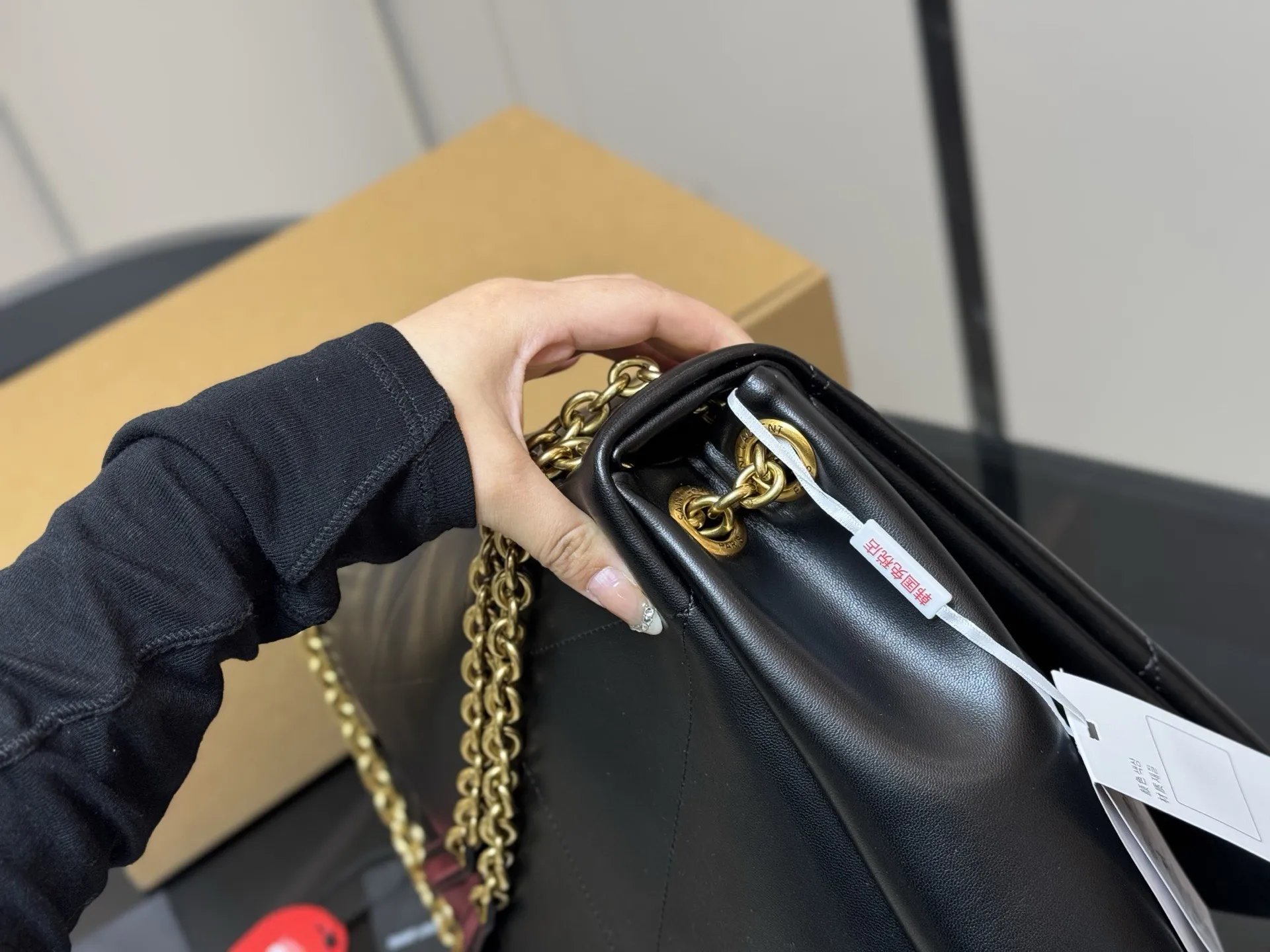 ¥220 配盒 SAINT LAURENT|新款 链条包百Jamie」 圣罗兰新款大包JAMIE,你的时尚救星来了!」超细腻羊皮纹 手感舒适且耐用。 珠宝级工艺金属链条, 细节处的精致让你的品位更 上一层楼。 说慵懒松弛的设计,让你轻松驾驭各种场合,既有范又显气质。 由这款包包不仅日常实用,更是展现你的时尚态度! 40.30cm