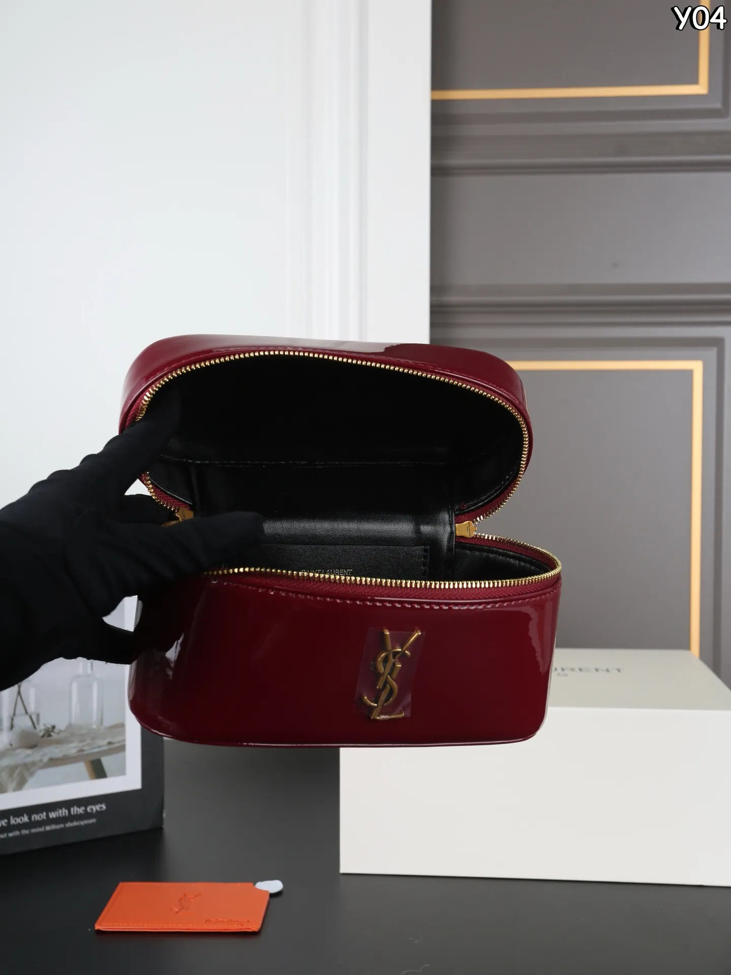 P180 全套礼盒 圣罗兰 YSL GABY 漆皮 盒子包 单肩斜挎手提包化妆包 漆皮更复古，更有个性~ 秋冬新款漆皮系列丨泛着高级光泽哇 高级感都要溢出来啦 尺寸：18&times;12