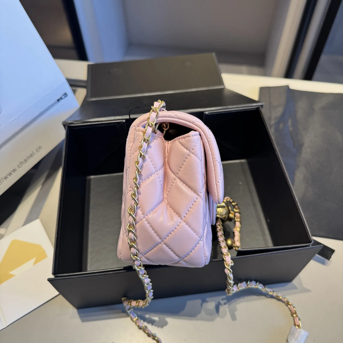 🅿️165✅新品推荐🔜 升级版~顶级货🔥全套包装‼️ 金球🔥CHANEL香奈儿经典金球系列方胖子菱格链条包👍金球可调节~小香顶级小羊皮面料哦!采用原版复刻五金配件!经典logo!原版做工!皮质手感超级棒哦!堪比专柜品质~人手必备单品哦!✈️原版飞机盒🎁原版折叠礼盒包装(size:17*13)