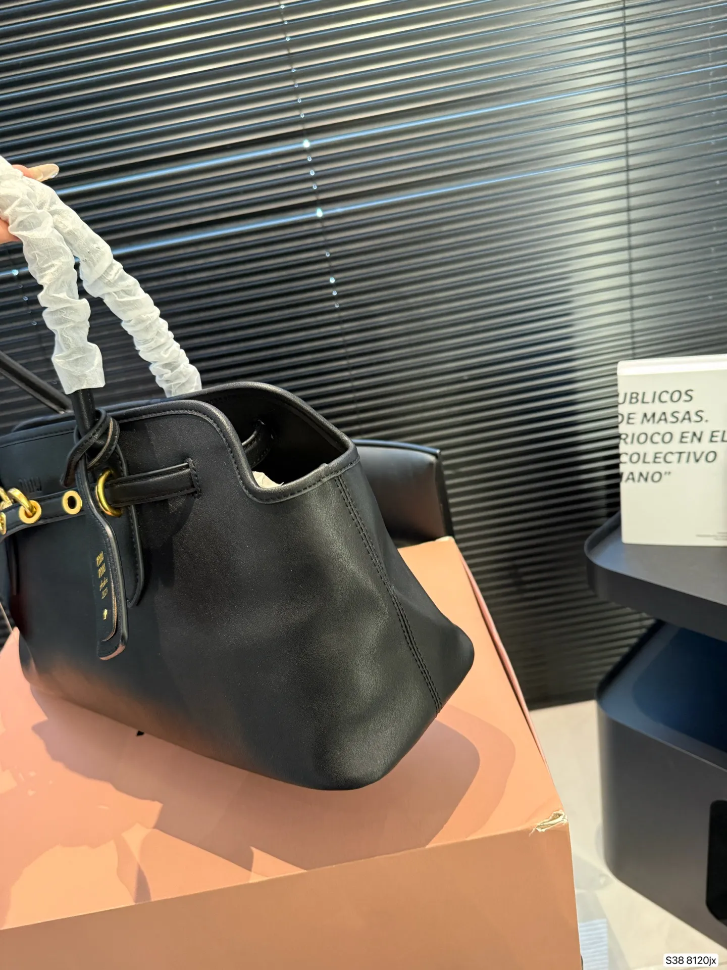 P240 配折叠盒子 麂皮缪缪托特 要么说今年MIUMIU确实&ldquo;妖&rdquo;呢 不得不承认MIUMIU现在的产品越来越受欢迎了，不仅仅女生的适龄段继续年轻化，男生的关注度也越来越高，而且营销的确也跟得上，时装周期间的热搜数量就很说明问题~尺寸：45 23货号8120