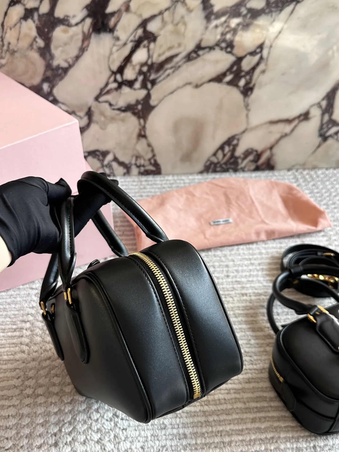 💰190、💰180 配盒 size:22*11cm 27*13cm miumiu保龄球/公文包/ 包包甜度刚好! 很难不爱啊啊! 可手拎也可斜挎 绝对不是小废包哦!容量足足的~~ 出场就是miumiu小公主!