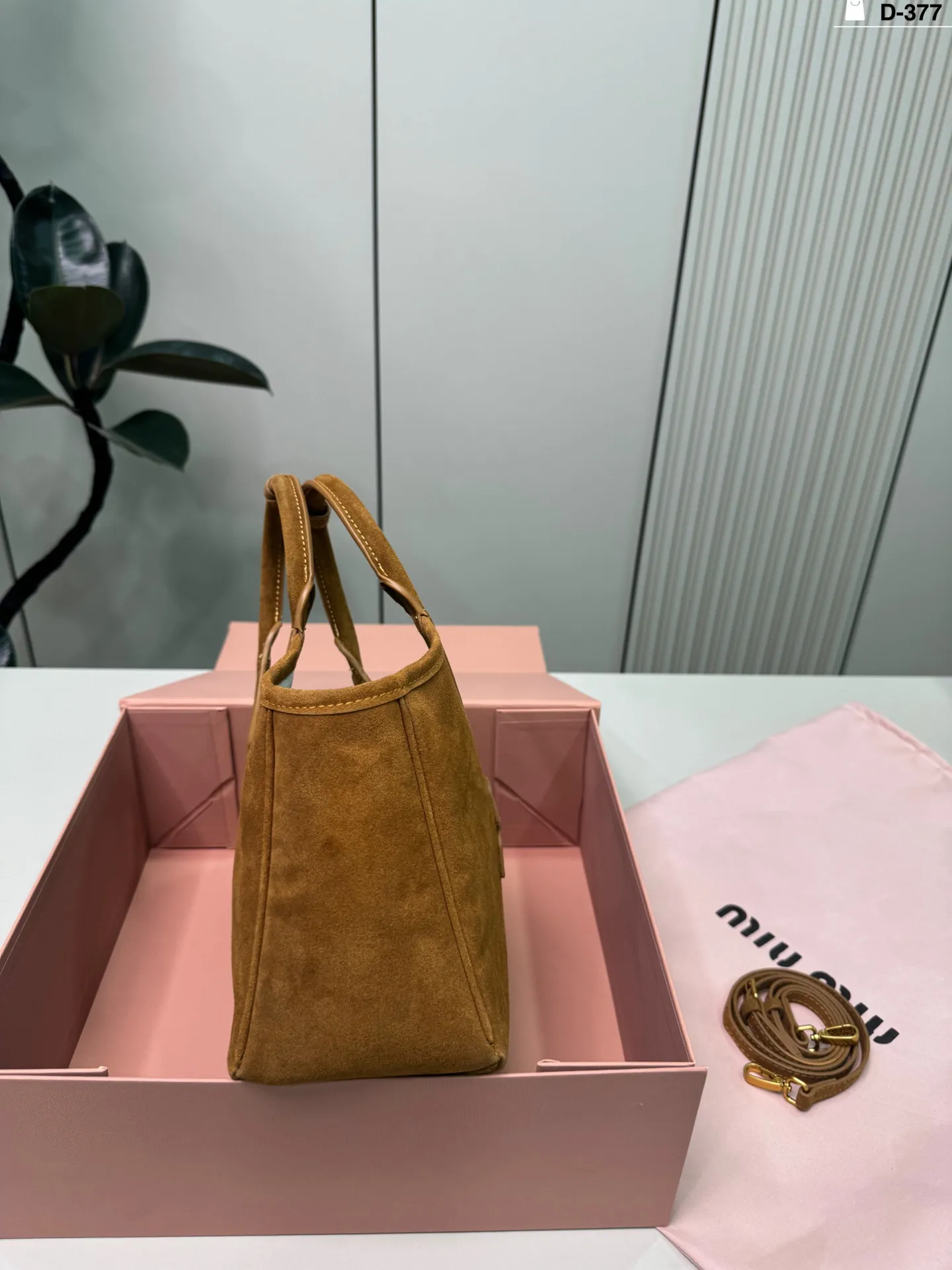 💰p165 D-377尺寸22×18折叠盒 Miu Miu Ivy手袋, 简约复古风满满! 通勤休闲都能搭。 秋冬穿搭必备,轻松提升造型感。尺寸适中,实用又时髦,是Miu Miu热门单品,时髦精们都在入手!