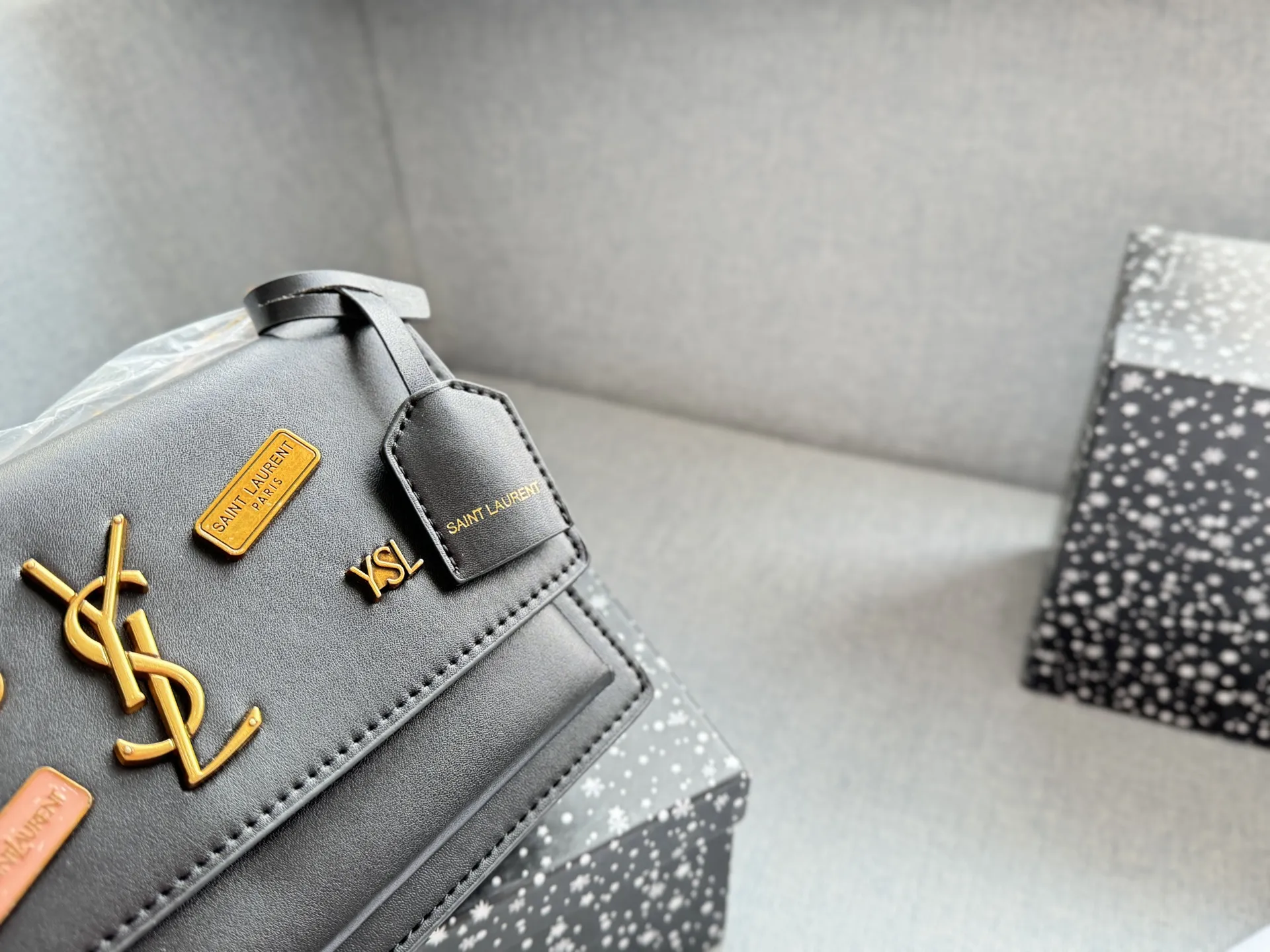 💰130 天地盖 size：22&times;15 圣罗兰 YSL SUNSET 徽章 日落包单肩斜挎手提包 链条包 低调奢华又复古计。包身硬挺，风琴式翻盖+徽章装饰，细节满分! 小巧实用，通勤休闲都 OK。内部多层隔层，收纳力强，链条肩带可单肩/斜挎，百搭灵活。