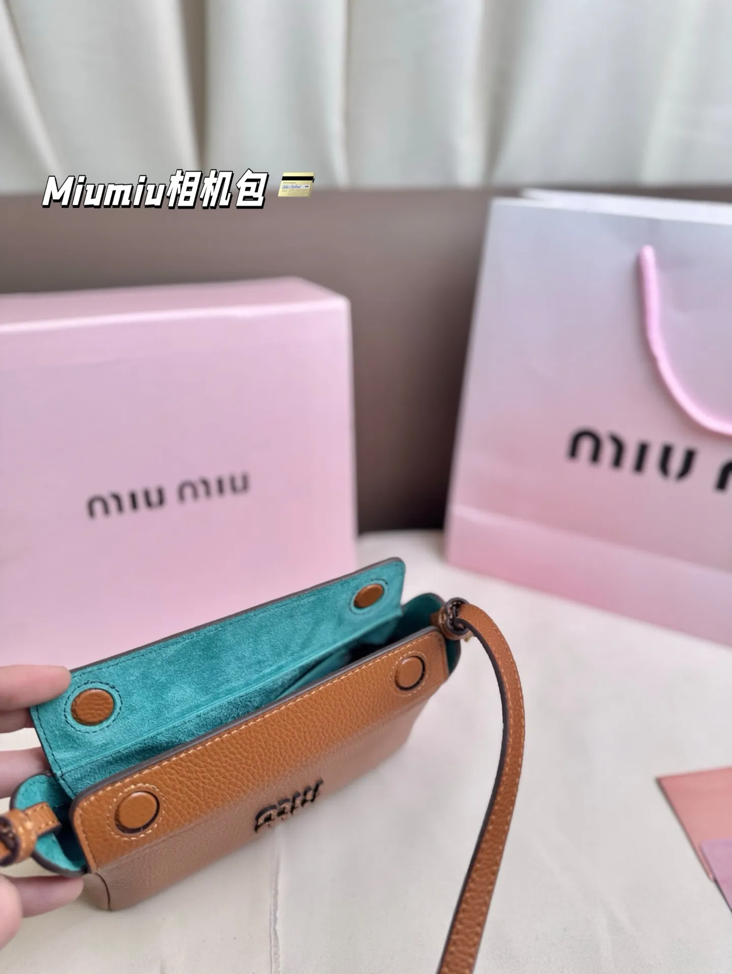 P225（牛皮） 尺寸18*10 Miumiu相机包太可爱啦！ 手感好柔软太适合秋冬了 方形设计简约低调又高级～ 日常手机 粉饼 钥匙.. 都能收纳～ 肩带可随意调节，时髦感十足～