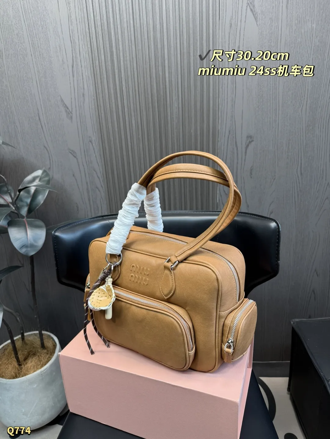 💰190 配折叠盒 尺寸:30.20 cm 缪缪 MIUMIU今年最特别款式机车包.斜挎包-皮质柔软,棉质缎面衬里,多口袋设计模糊功能与装饰界限,个性鲜明,能驾驭各种风格,可甜可盐,容量可光,各大明星时尚搏主几乎人手一个