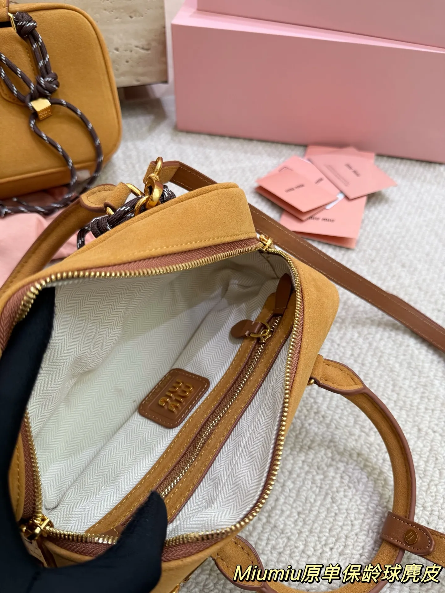 复刻版 麂皮 P200 P190 miumiu限定款保龄球包 简单又好看 miumiu而且超级实用, #miumiu新款包包 尺寸大号28 16cm 小号23 14cm