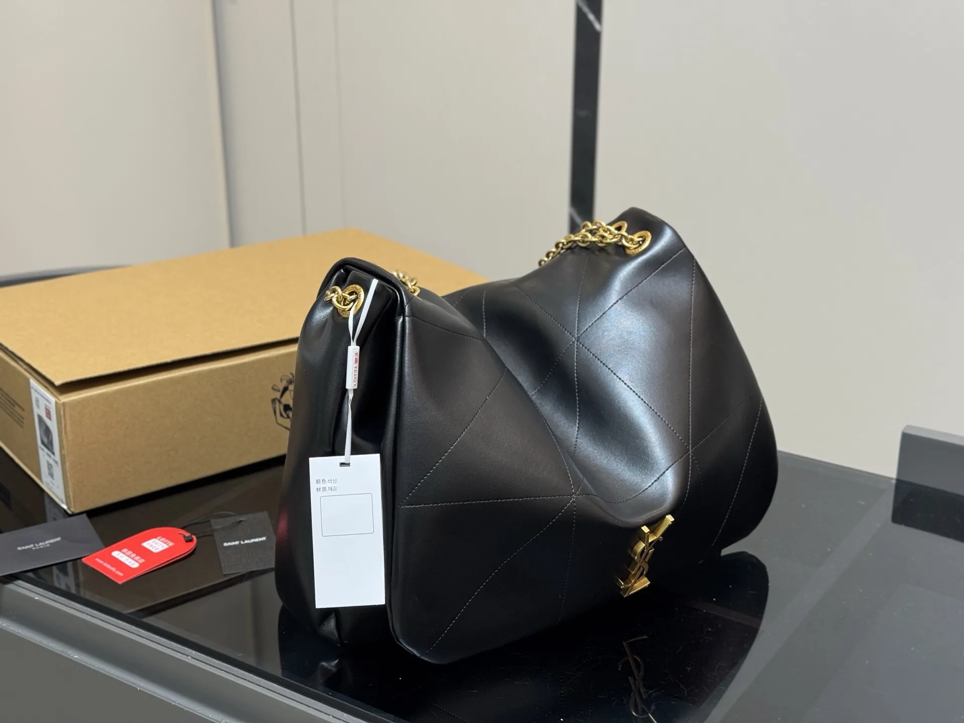 &yen;220 配盒 SAINT LAURENT|新款 链条包百Jamie」 圣罗兰新款大包JAMIE,你的时尚救星来了!」超细腻羊皮纹 手感舒适且耐用。 珠宝级工艺金属链条， 细节处的精致让你的品位更 上一层楼。 说慵懒松弛的设计，让你轻松驾驭各种场合，既有范又显气质。 由这款包包不仅日常实用，更是展现你的时尚态度! 40.30cm