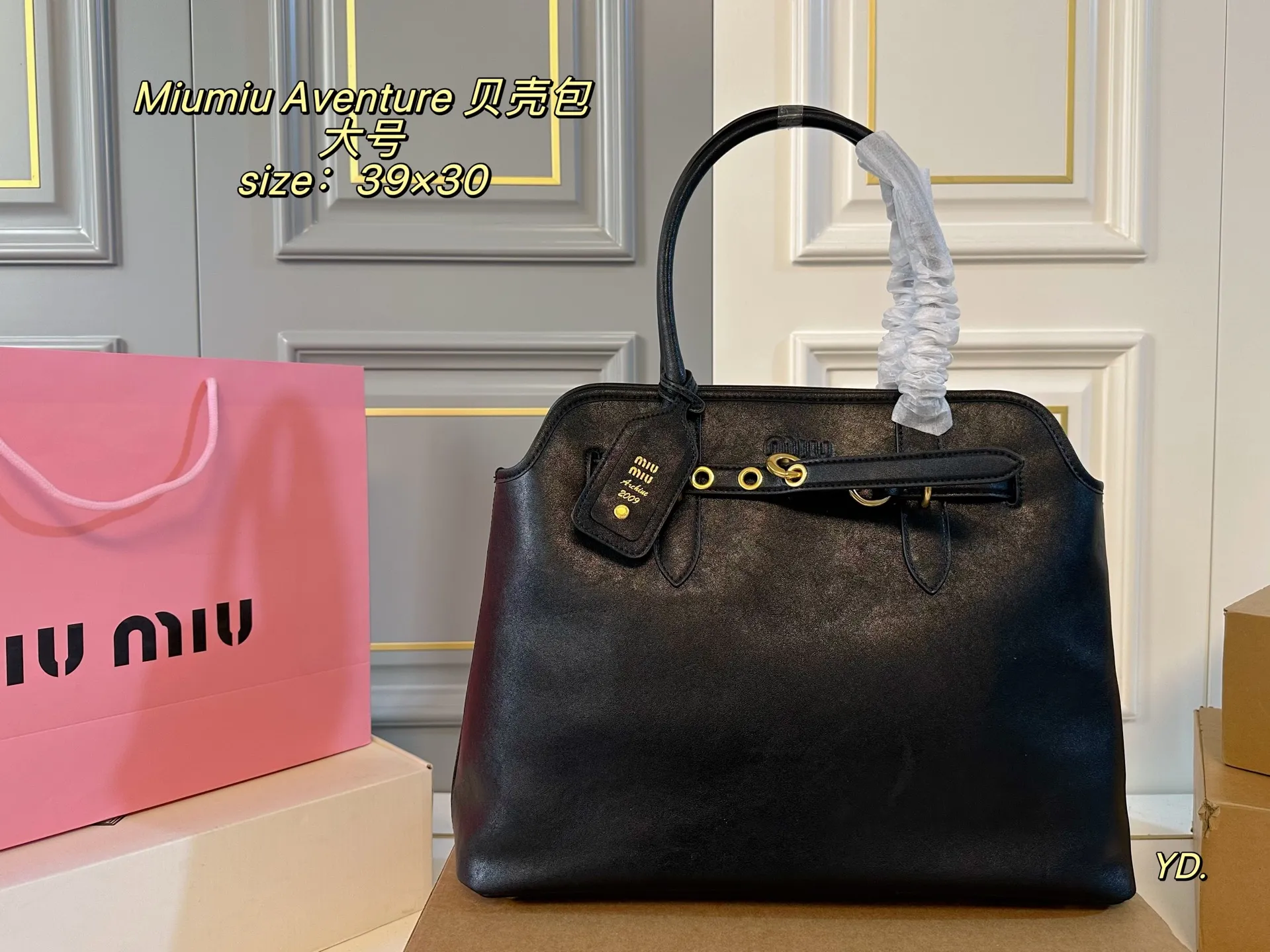 P250大号(无盒) size:39×30大号 MiuMiu缪缪新款Aventure24贝壳包 💕 皮质有种做旧年代感 复古感满满 自重轻,设计感强,洋气时髦 超大空间,又高级又能装‼️