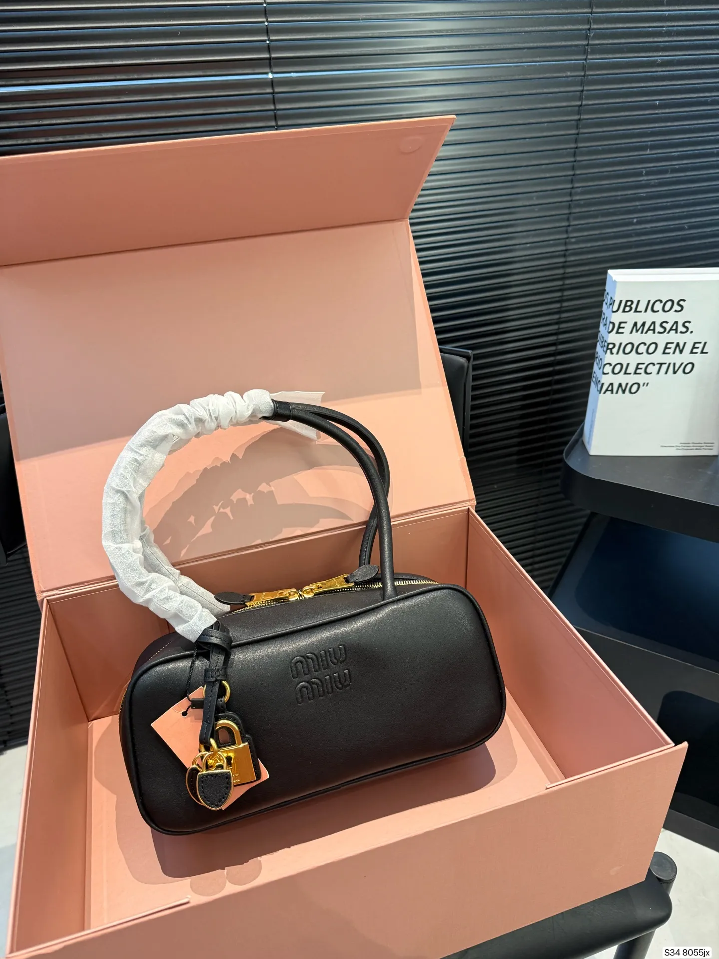 P220配折叠盒子 MIUMIU 保龄球手提包 轻轻松松高级感 包包手感巨好容量也很不赖 简单却又不失华丽 不要觉得会炸眼太高调了什么的 根本不会! 在你的精简穿搭上简直就是点睛之笔 尺寸:27 12货号8055