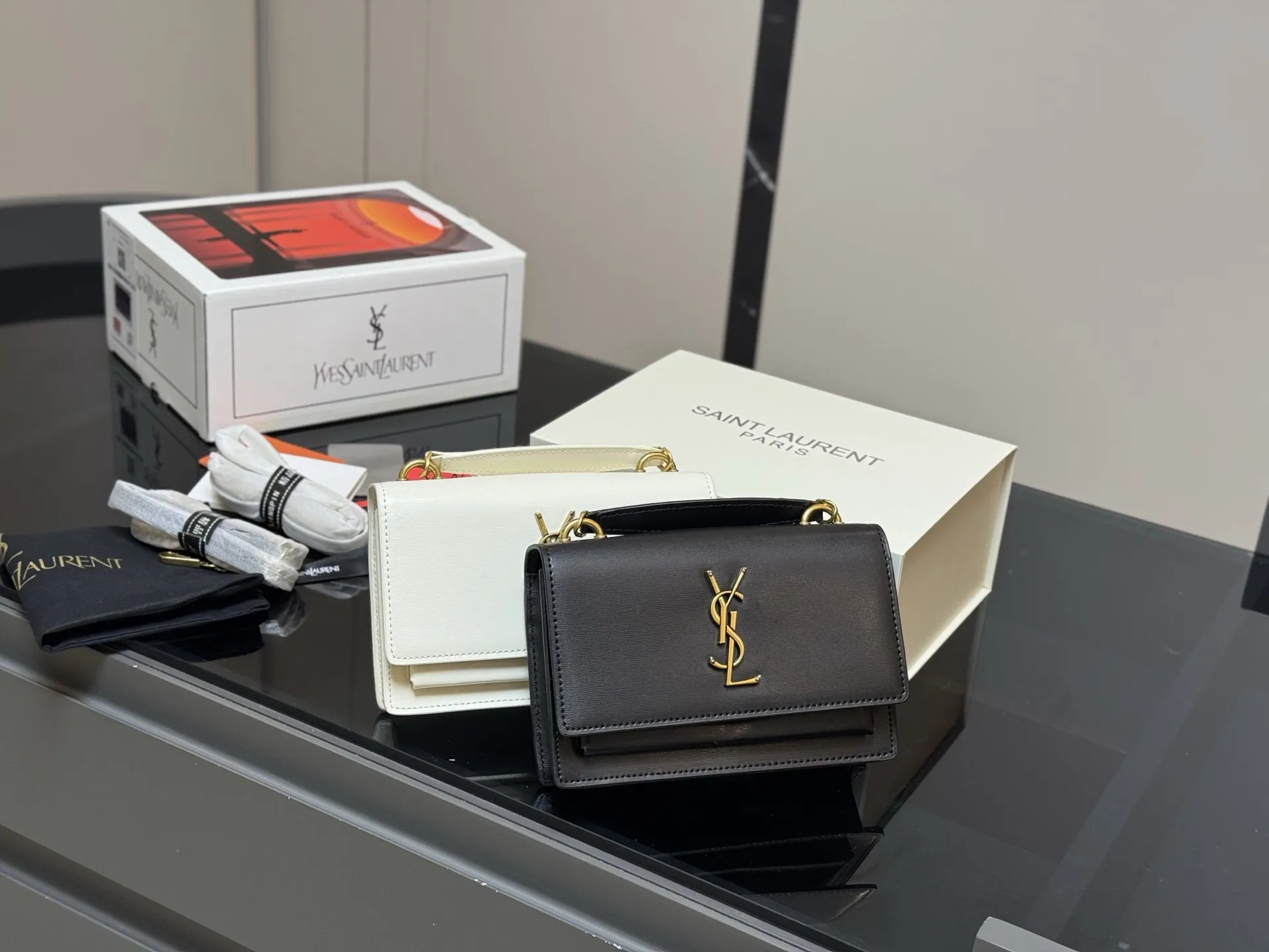 &yen;180 牛皮版本 配全套包装 圣罗兰王子文同款 无敌经典款牙签纹sunset日落包原厂皮版本！ 出了这么长时间热度依然不减， 可见它受人喜欢的程度非同一般！ 力求无穷大的接近正品， 高品质却不高价，心动不如马上行动！ 尺寸：19.13cm