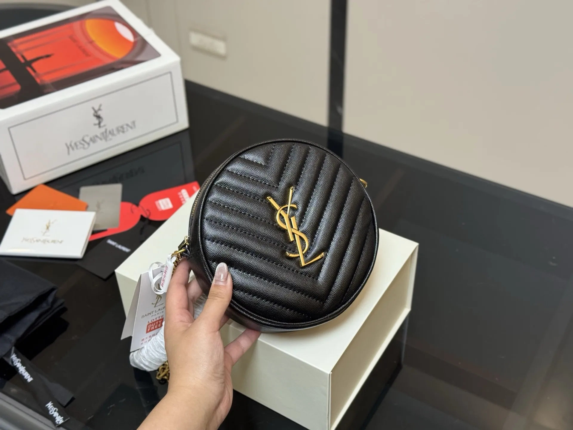 ¥140 配折叠盒飞机盒 size:17.17cm 圣罗兰 圆饼包 鱼子酱看起来质感特别好! 耐磨耐用! 🉑️斜挎🉑️