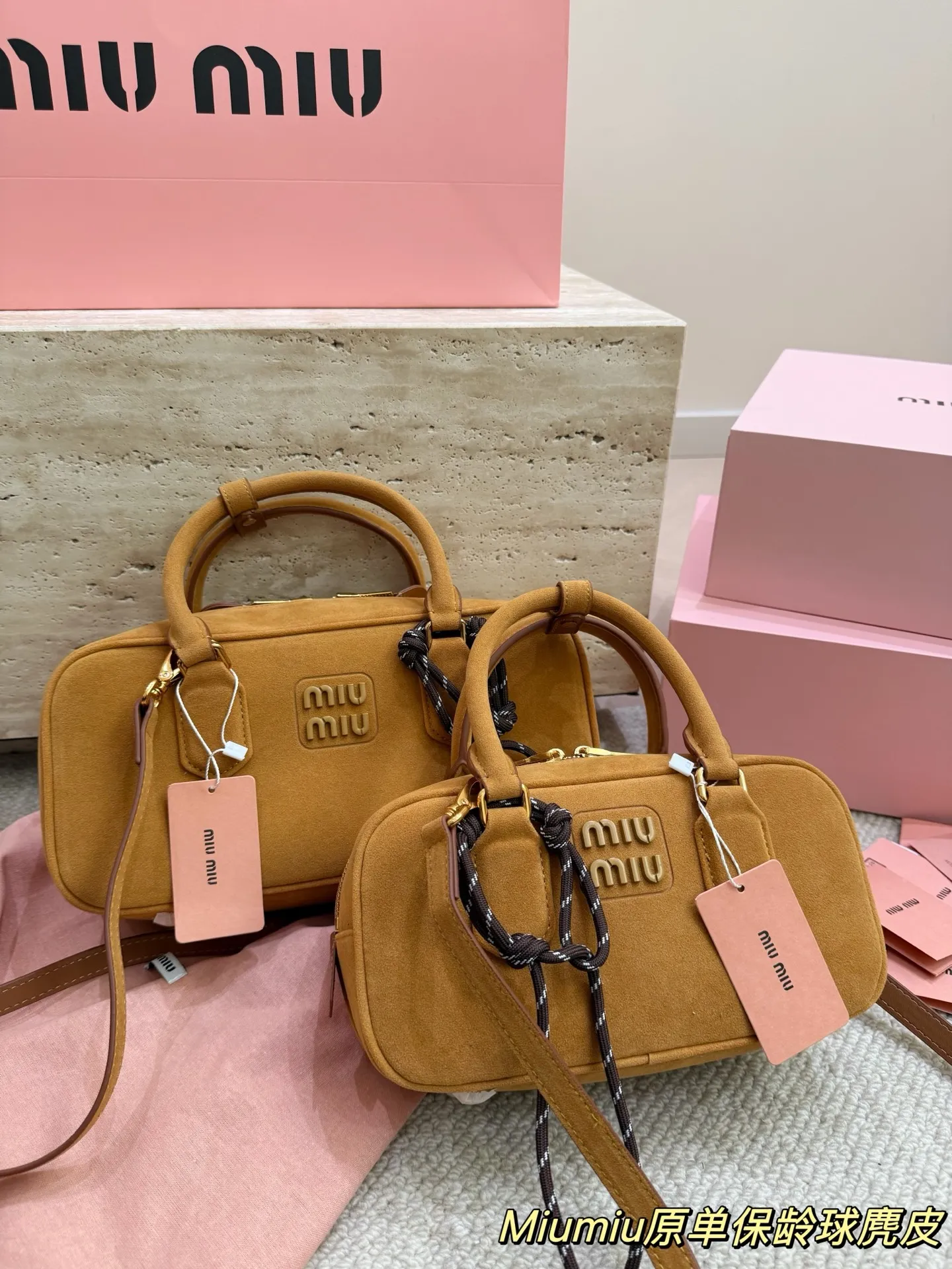 复刻版 麂皮 P200 P190 miumiu限定款保龄球包 简单又好看 miumiu而且超级实用, #miumiu新款包包 尺寸大号28 16cm 小号23 14cm
