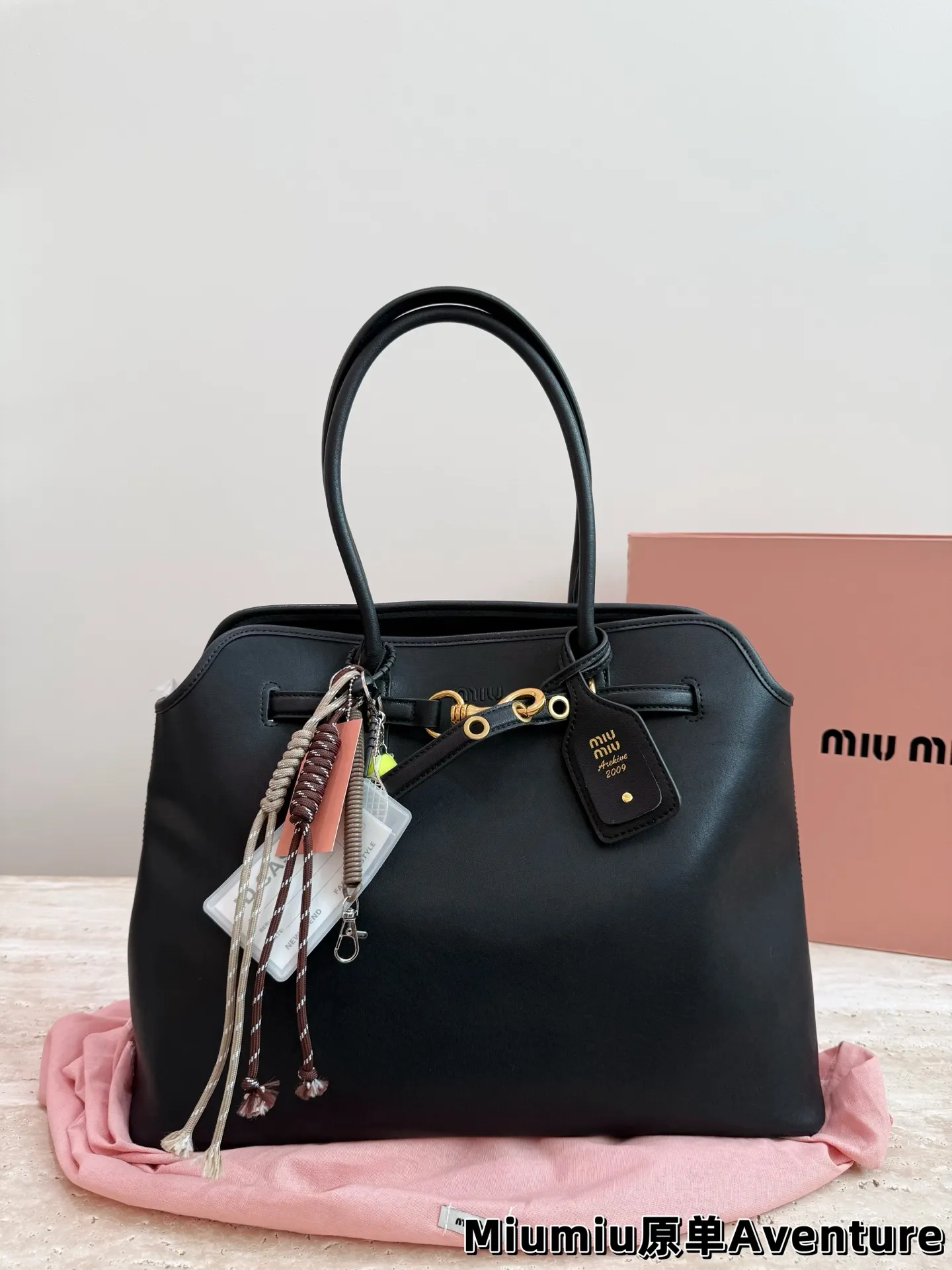 P250 MiuMiu Aventure托特包​​ 👜MiuMiu Aventure托特包，选用橡木色小牛皮，质地柔软细腻，金属皮带搭扣超有复古感✨。尺寸约40&times;31&times;13cm，容量大，通勤日常都OK！内部斜纹帆布衬里，实用又时髦。焦糖棕色超适合秋冬，搭配风衣针织衫氛围感拉满🍂。自重轻，手提肩背都方便，是功能与设计感兼具的通勤包！配盒子