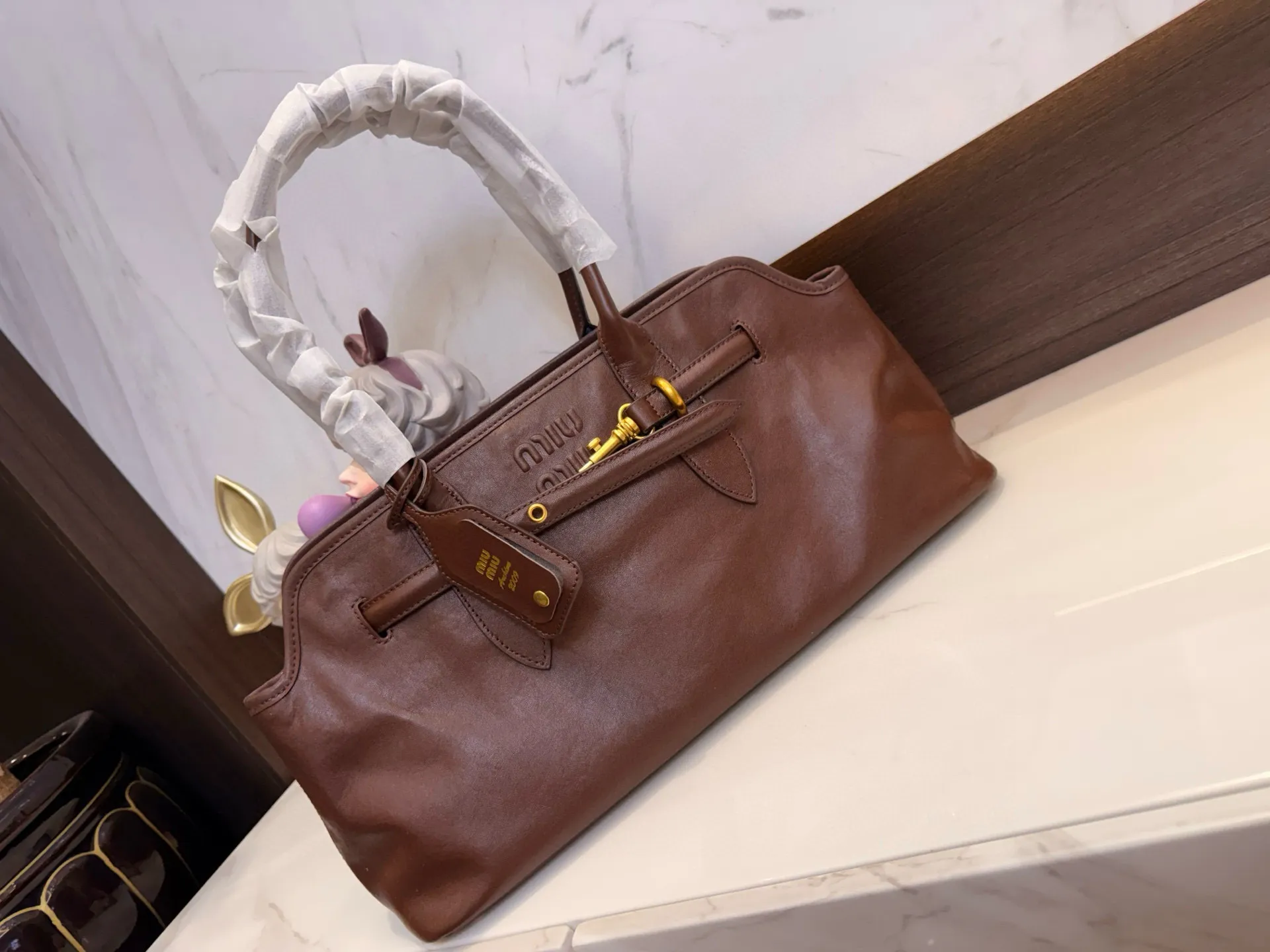 📢📢📢p275 牛皮 MiuMiu期待已久的2025.秀款 中古包.快来围观吧 2025秋冬系列包包 简洁利落的设计 凸显功能性 实用主义 柔软舒服的触感 彰显 MiuMiu 女性愈加自信，务实，前卫和酷炫的态度 尺寸：44*14*22cm