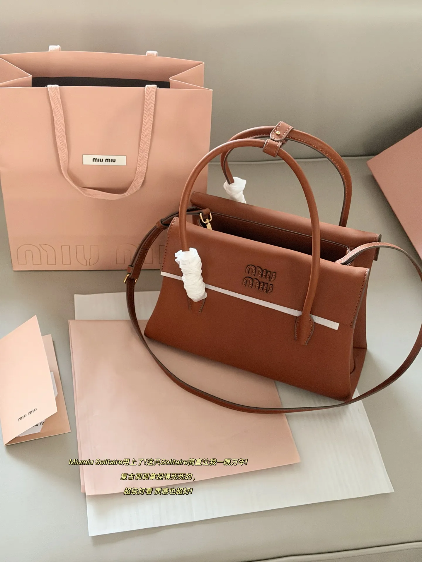 💰225 配盒 size:28*20cm Miumiu Solitaire用上了! 这只Solitaire简直让我一眼万年! 复古调调拿捏得死死的, 亮面皮超级好看 质感也超好! 两边的翻盖格设计真的很贴心, 磁吸翻盖很方便 可手提可单肩可斜挎, 从实用性来说,这只Solitaire真的nice!