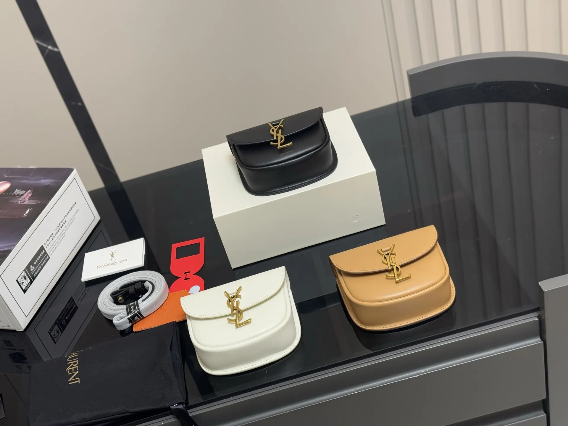 &yen;140 配折叠盒飞机盒 尺寸:17cm 圣罗兰 Kala马鞍 很好看啊啊啊 这款绝对是ysl的鼻祖！ 牛皮品质！ 太STALY！