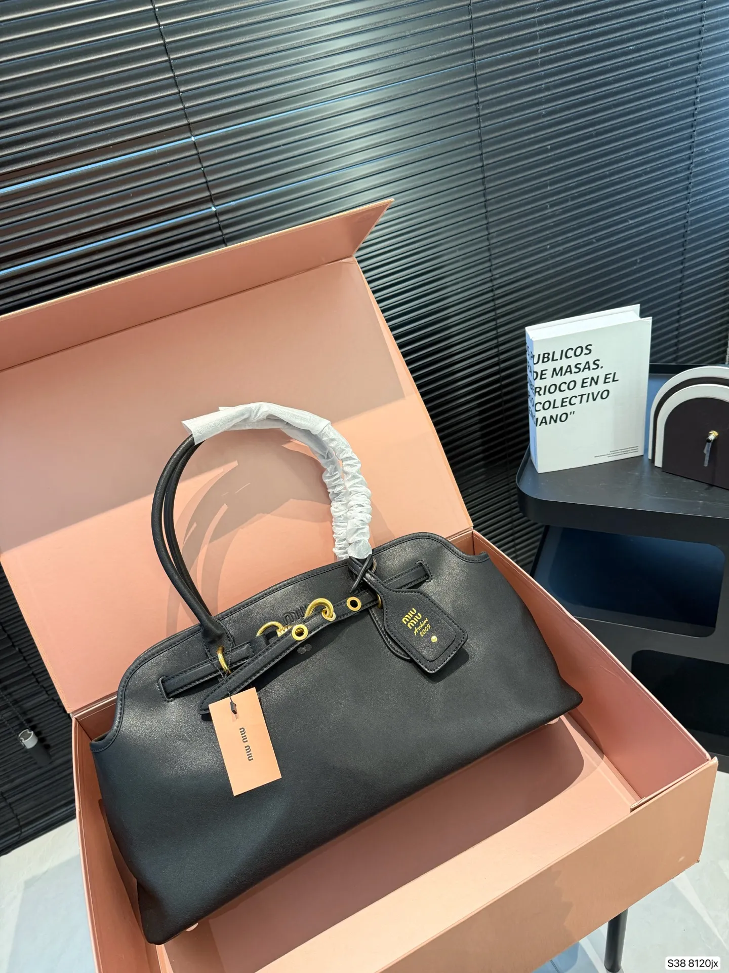 P240 配折叠盒子 麂皮缪缪托特 要么说今年MIUMIU确实“妖”呢 不得不承认MIUMIU现在的产品越来越受欢迎了,不仅仅女生的适龄段继续年轻化,男生的关注度也越来越高,而且营销的确也跟得上,时装周期间的热搜数量就很说明问题~尺寸:45 23货号8120