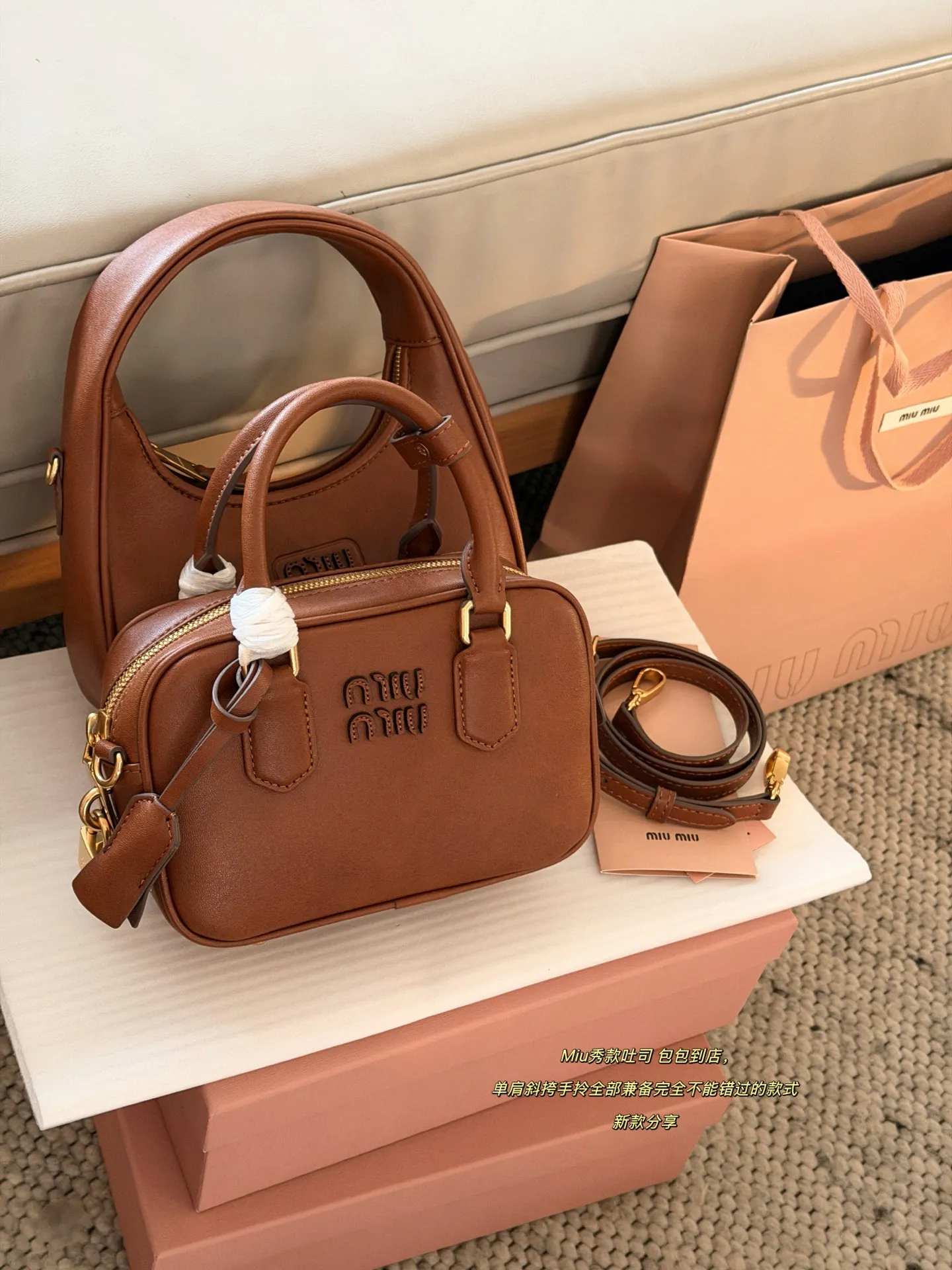 💰190 升级版配盒 size:20*14cm miumiu保龄球/公文包/吐司包 不要太高级,很高级~ 很难不爱啊啊! 可手拎也可斜挎 绝对不是小废包哦!容量足足的~~ 出场就是miumiu小公主