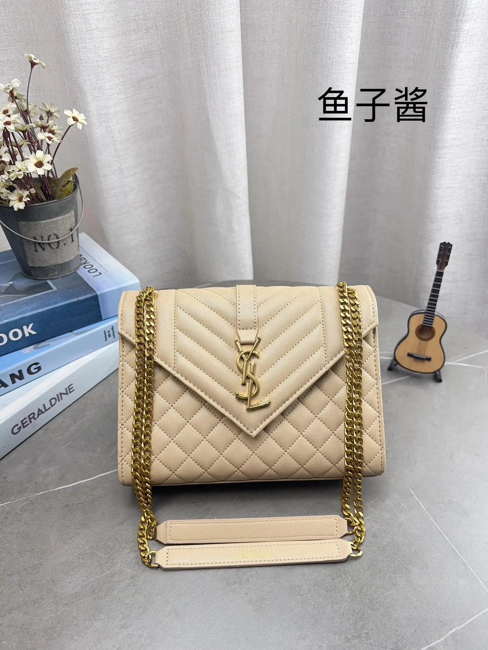 折叠礼盒包装 高品质YSL圣罗兰链条信封包 简约才是百搭公式。 复古又时髦,妥妥的街拍神器。 出街通勤都可。 容量很大,可肩背、斜挎。 搭配很显高级感。 是帅气女孩不可缺少的一款经典存在。 尺寸24*17cm p150