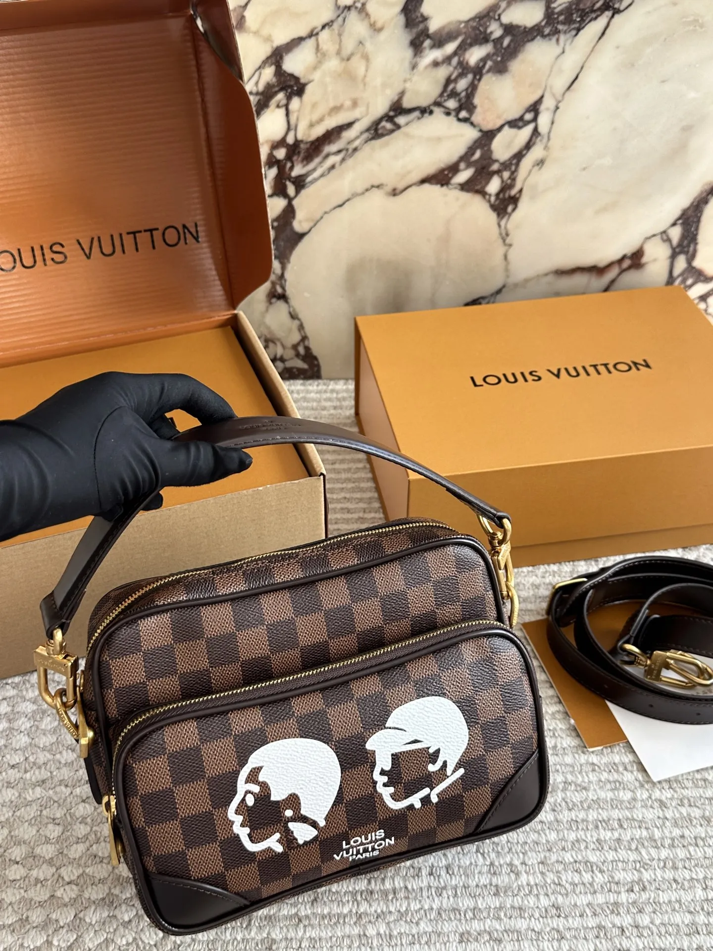 p220 LV| 2025年男士新款NilNiL是横版双层设计 同款也是有两种材质帆布和皮质款 双层设计容量也更多 可以手拎和斜挎也很方便~ 今年的男包一定会冲出重围卖爆的早买早定早收到!!! #|v #LV #老花#邮差包#包包种草25cm 双盒