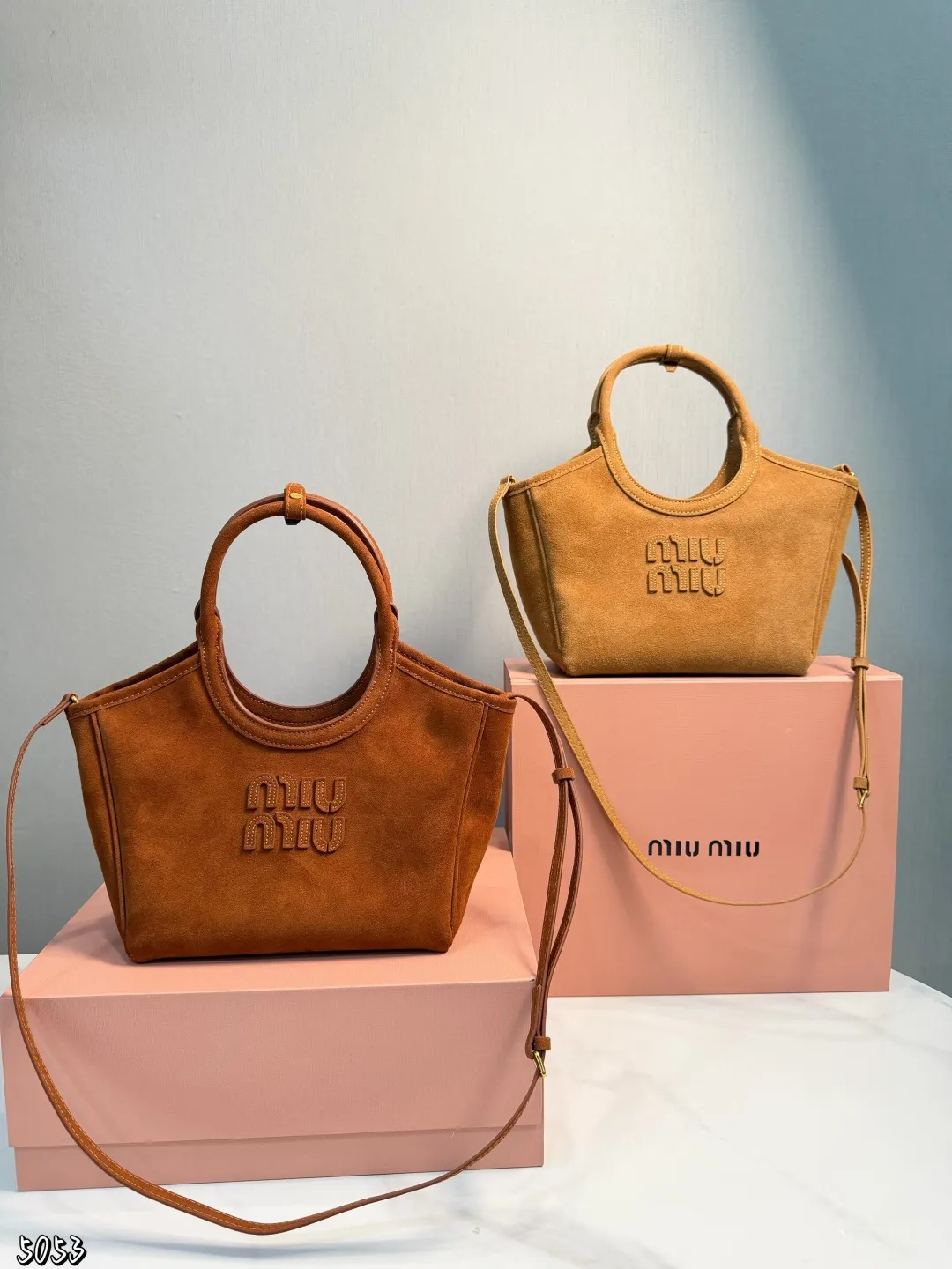 ❤️p170（礼盒包装）❤️ 缪缪MIUMIU托特包 伊势丹限定款hobo也太好看了 质感很高级容量超级大也很耐用尺寸：22*11*18cm 日常出街背它回头率百分百就是这种随性慵懒感