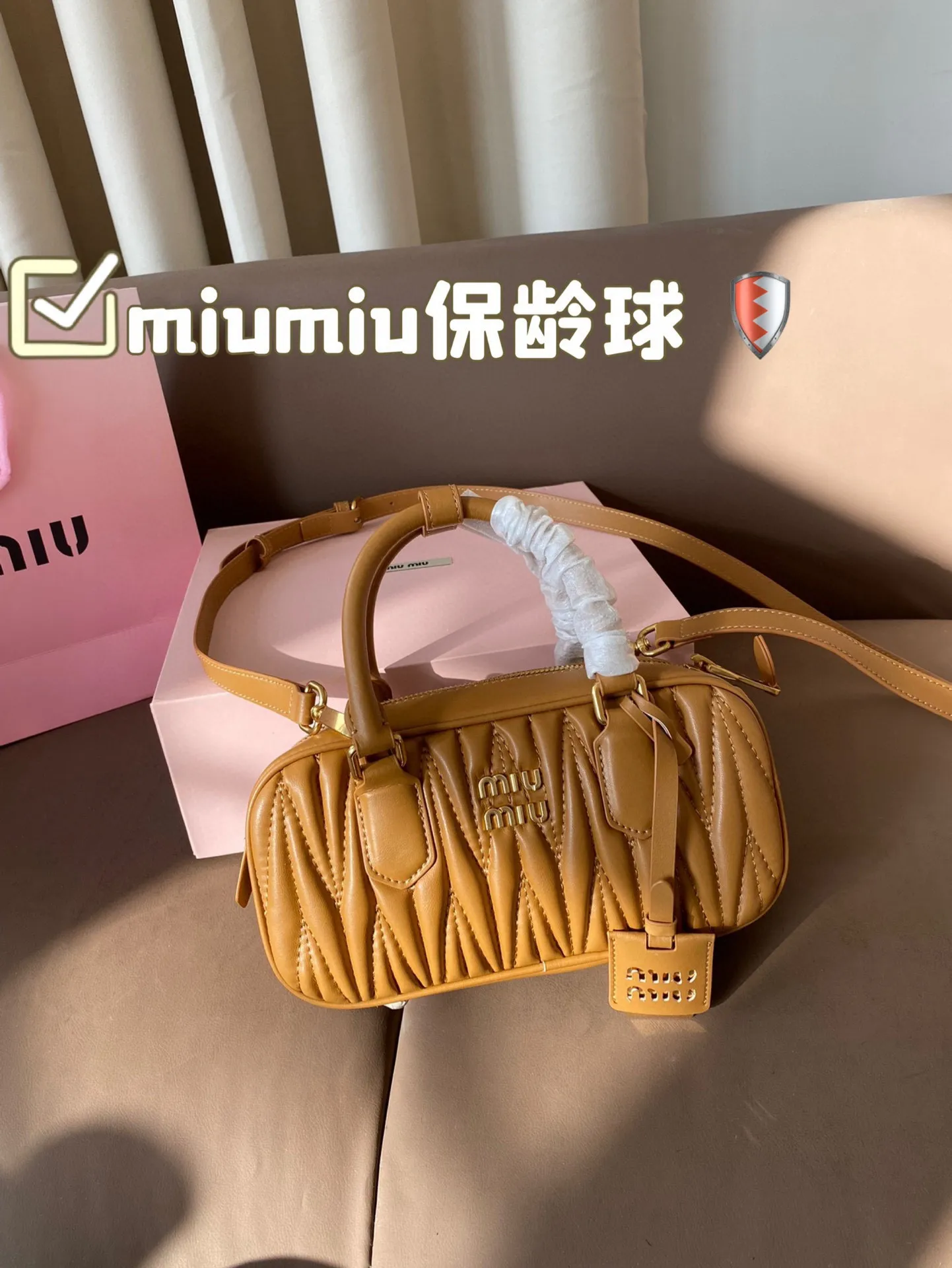 P200 配盒 size:23*12cm miumiu保龄球 新尺寸‼️ 很难不爱啊啊! 这个尺寸很难不动心哦! 可手拎也可斜挎 容量足足的~~ 出场就是miumiu小公主