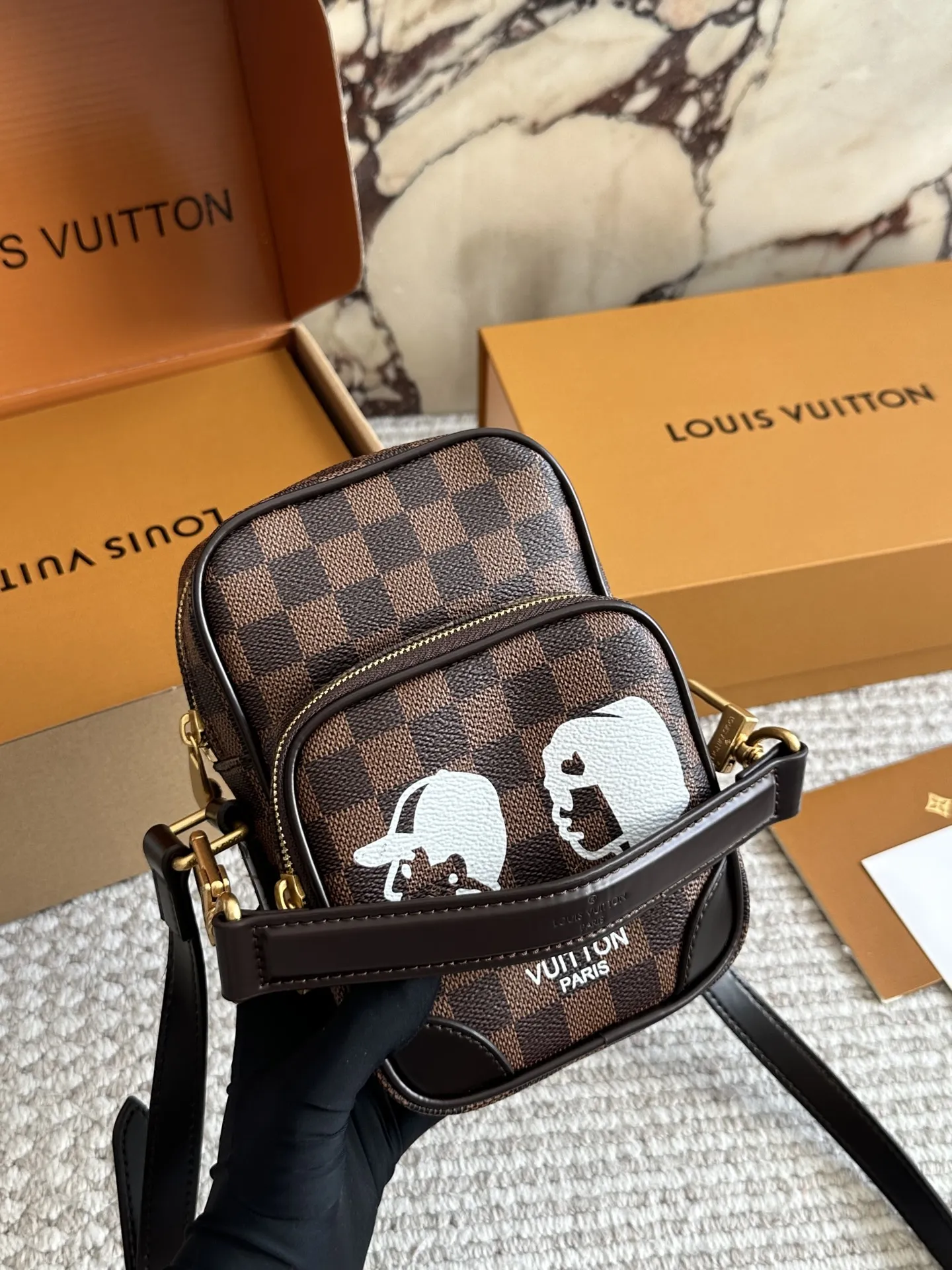 LV手机包相机包p200 M14014老花這款時尚的Amazone斜背袋以Monogram帆布襲作配有復古皮革護角雙邊和可拆式肩帶Pharrell William以1980年代為靈感創作出這款精繳小巧的斜背袋完美糅合復古魅力和精繳現代風格手袋配備珍珠拉鏈頭更設有可調節長度的肩帶,攜帶時倍感舒適size: 20x13.5x8cm #LV手机包#新款包包#美包分享#迷你