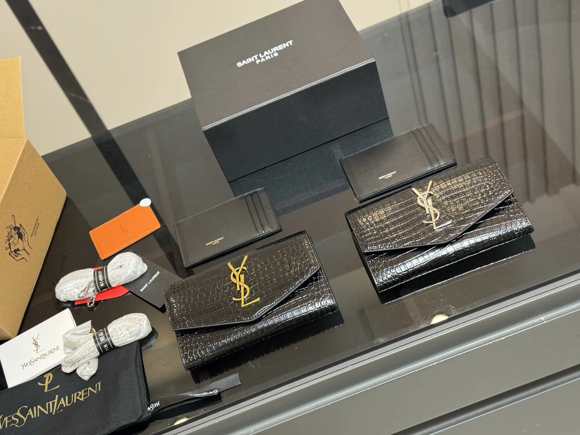 &yen;150 配折叠盒飞机盒 size：19*12cm 圣罗兰 woc二合一信封包 牛皮看起来质感特别好！耐磨耐用！ 🉑️斜挎🉑️