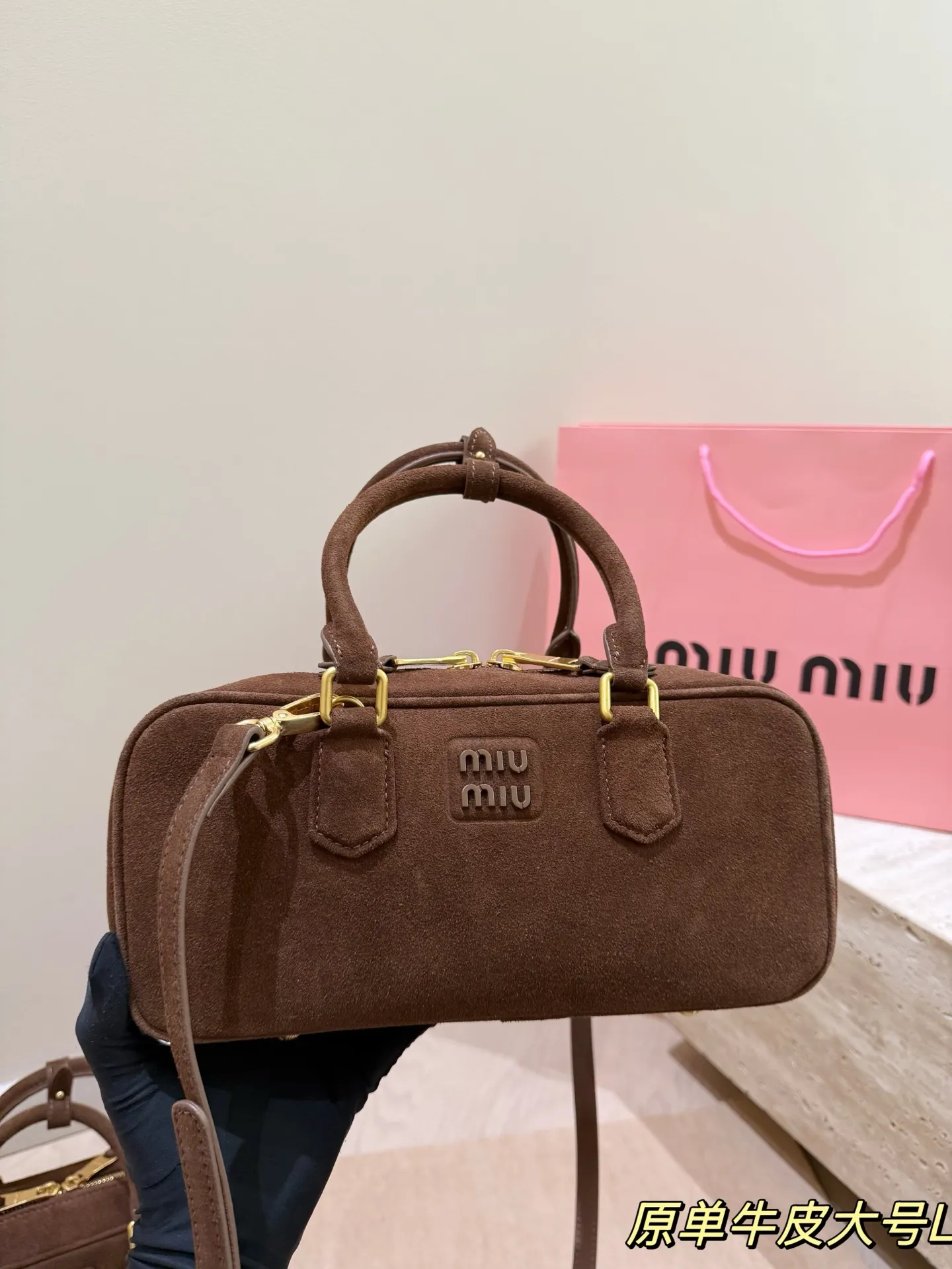 头层牛皮 P275 Miu新品 高级麂皮保龄球包 时尚绝美 大方且与众不同 日常 出街必入款 凸显功能性 实用主义 柔软舒服的触感 彰显 MiuMiu 女性愈加自信，务实，前卫和酷炫的态度 尺寸：28.16cm配礼盒🎁