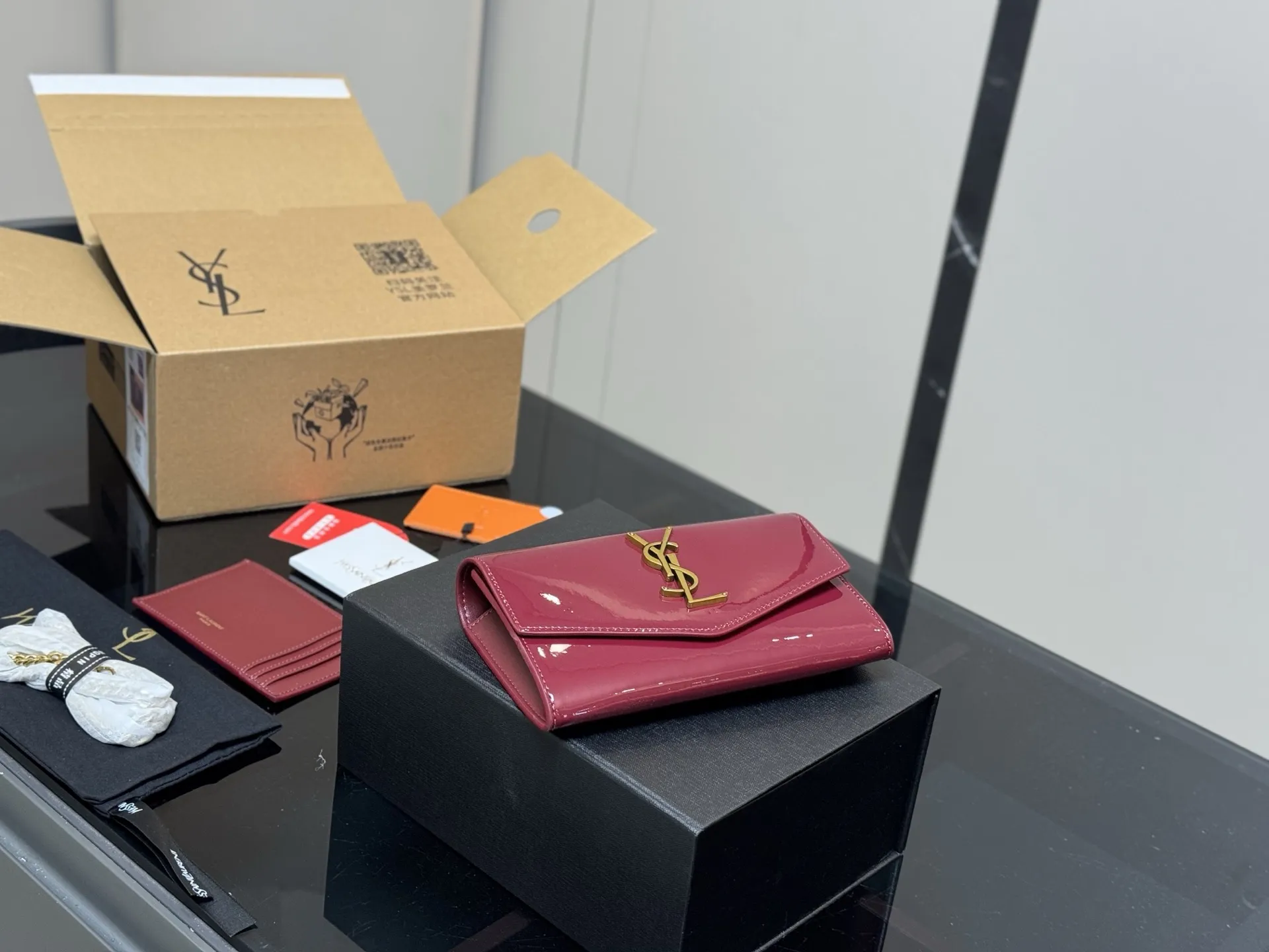 ¥150 配折叠盒飞机盒 size:19*12cm 圣罗兰 woc二合一信封包 牛皮看起来质感特别好!耐磨耐用! 🉑️斜挎🉑️