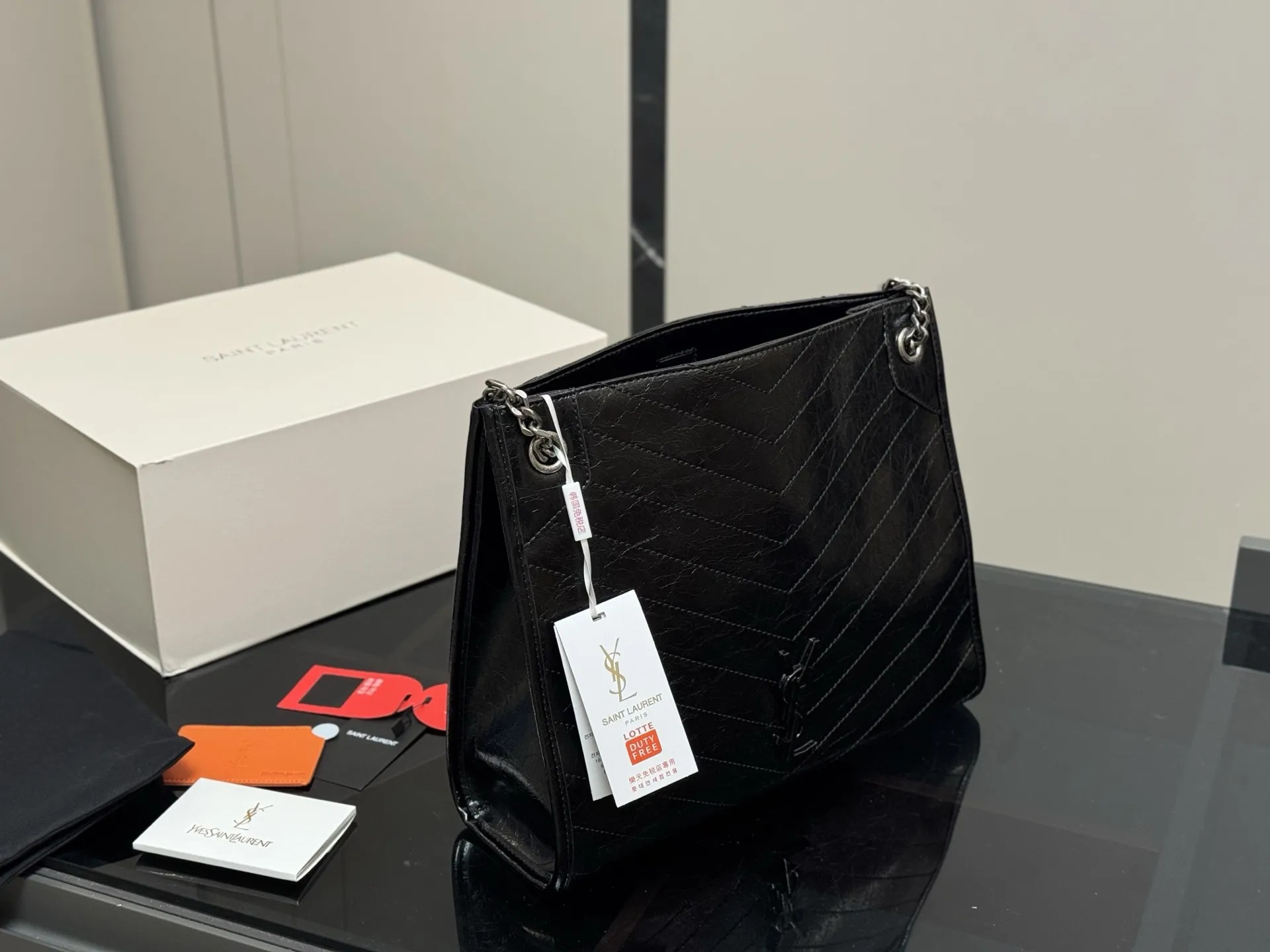 &yen;200 配全套包装 size：32*27 圣罗兰的托特包 抓皱油蜡牛皮 niki shopping bag 很不一样杨树林 niki和这款托特确实是别出心裁的设计有种莫名其妙的时髦