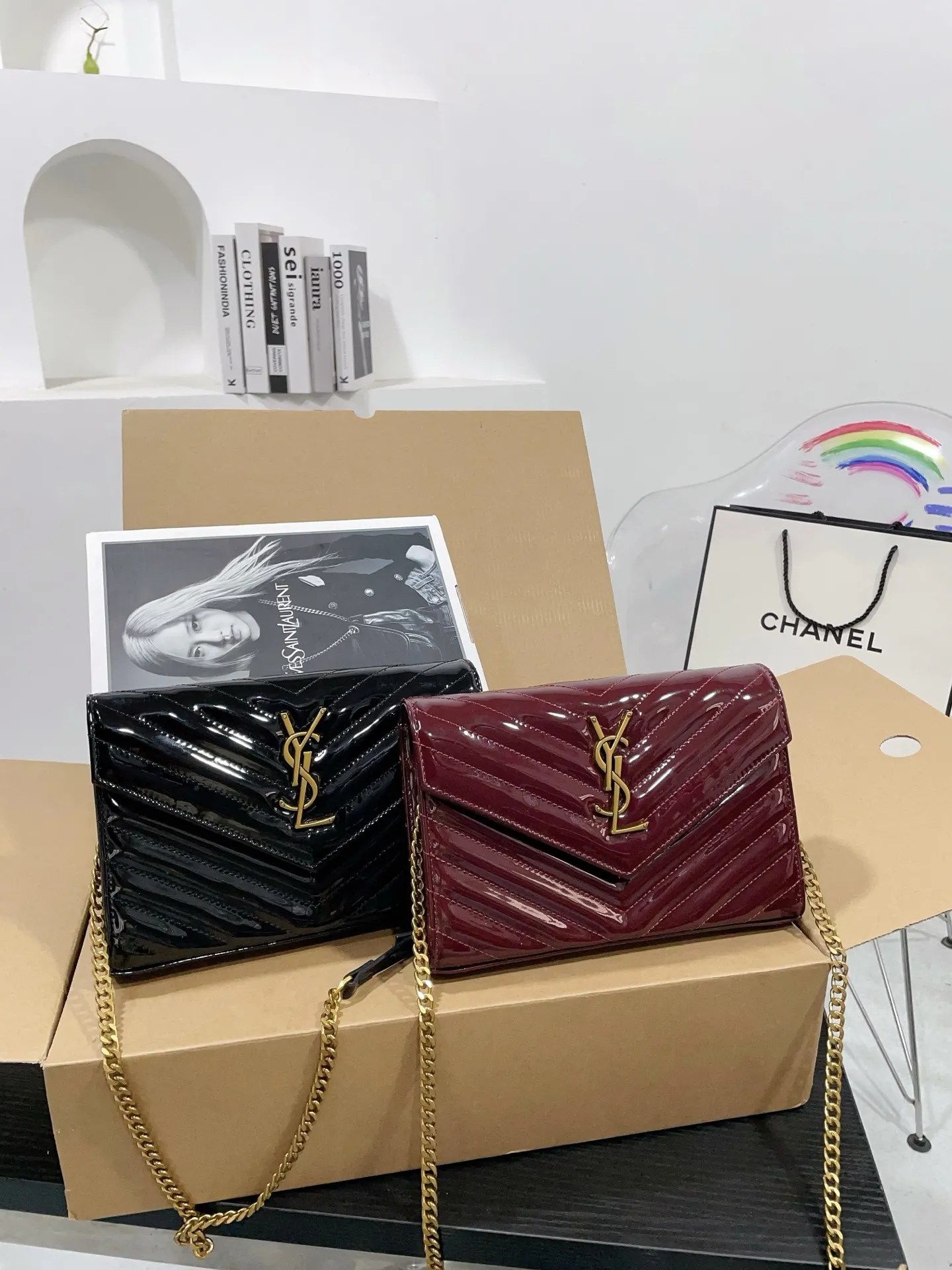 👑💰P150 配飞机盒折叠盒子 漆皮圣罗兰信封包 原版五金logo 首^_^所谓人人必备一款，这个款式必须自留 经典版型！ 真的是让人眼前一亮 喜欢的美妞抓紧啦 实物简直太美 尺寸23 16