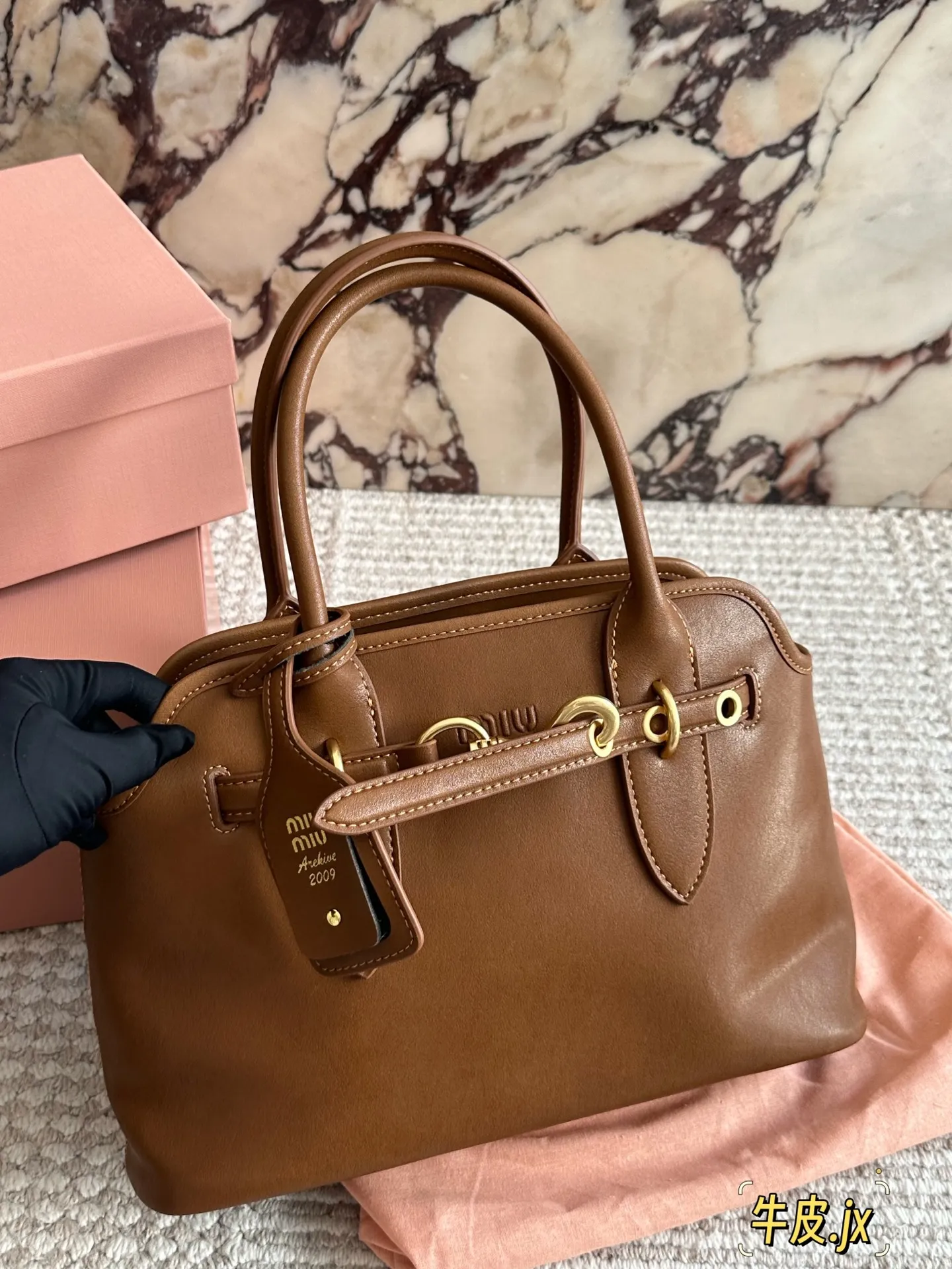 p250 原版皮 miumiu复古Aventure系列贝壳包 Aventure系列贝壳手提/斜挎包.上线啦! 24ss最流行款式,做旧褪色感的皮革颜色与质地,配上金属皮带搭扣高级又复古,采用小牛皮制作的包身设计精致,方正复古的造型 手提腋下斜挎包随意切换! 优雅通勤超好穿快快加入miu女孩吧! 尺寸:33 21cm复古包#牛皮包包