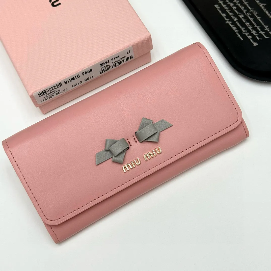 📢📢📢p105 miumiu 946 颜色：黑色 粉色 深灰色 浅灰色 尺寸：19*10.5*3.5 说明:miumiu专柜最新款火爆登场！采用头层牛皮，做工精致， 媲美专柜！绝美配色，超级精致时尚！