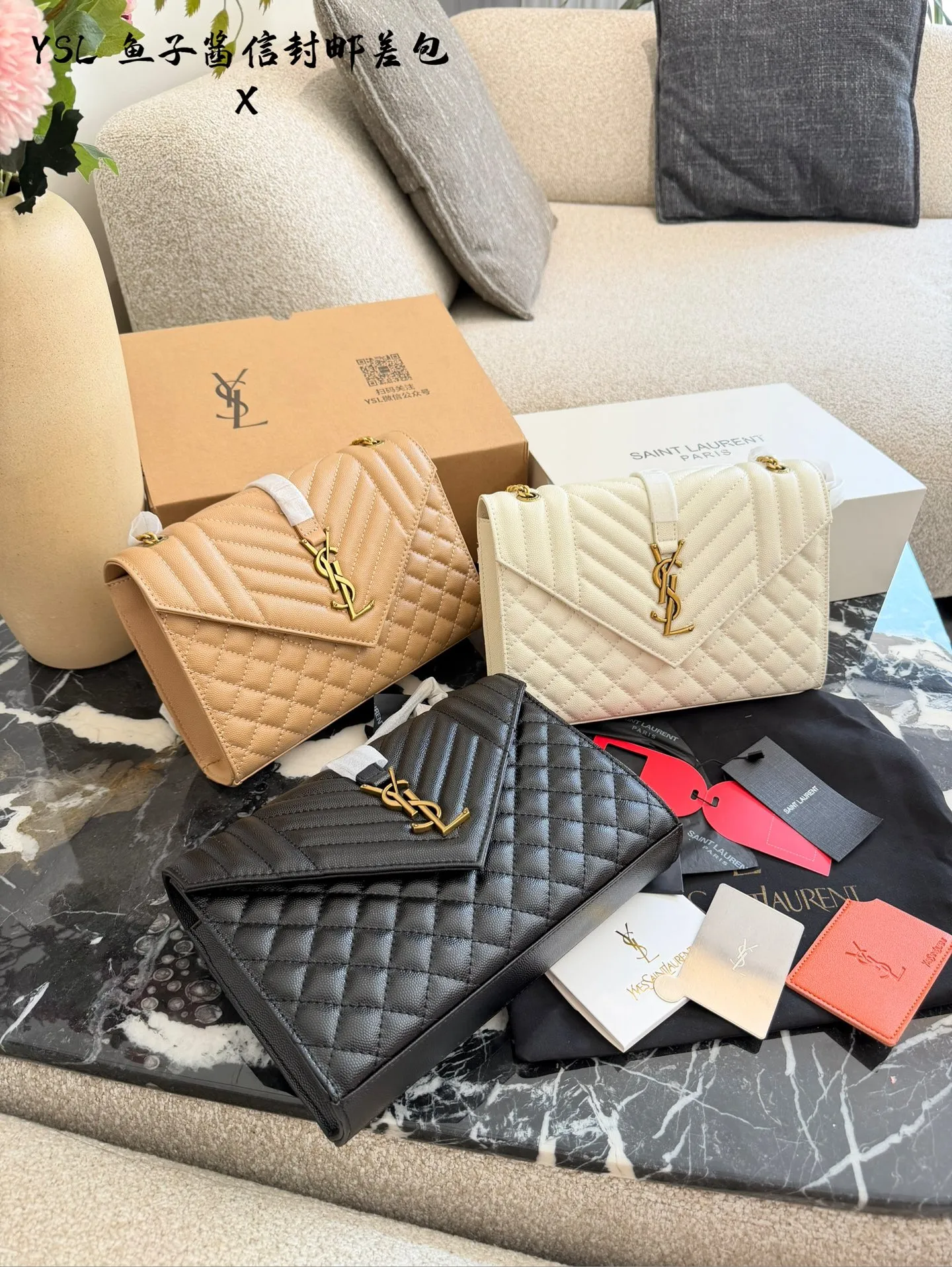 YSL鱼子酱信封包p155 🖤YSL Envelope鱼子酱信封包,经典信封造型+绗缝设计,质感满分!颗粒纹牛皮耐磨又高级,金色Logo超有辨识度✨。中号尺寸约24×17×6cm,容量适中,日常通勤或约会都很OK。链条可调节,单肩、斜挎、腋下背法随心切换,百搭不挑衣服,四季都能用!黑金配色经典耐看,实用又时髦,是YSL标志性手袋之一💼。
