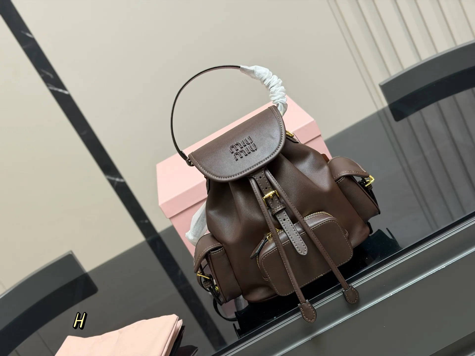 &yen;210 配盒 size：21*23cm（小号） 又一季特别美丽的Miu Miu miumiu ss25 双肩包 少女心与摩登格调的碰撞 轻松拿捏时髦 轻便能装，质感绝绝子，miumiu的少女感+酷感完美结合~