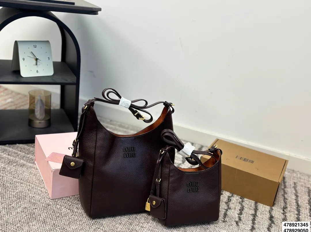 p255 p220 配盒 size:23.22/16.15 miumiu 快闪新品 牛皮细腻柔软 内里是很特别的绿色, 个人觉得单肩斜挎腋下更好看!