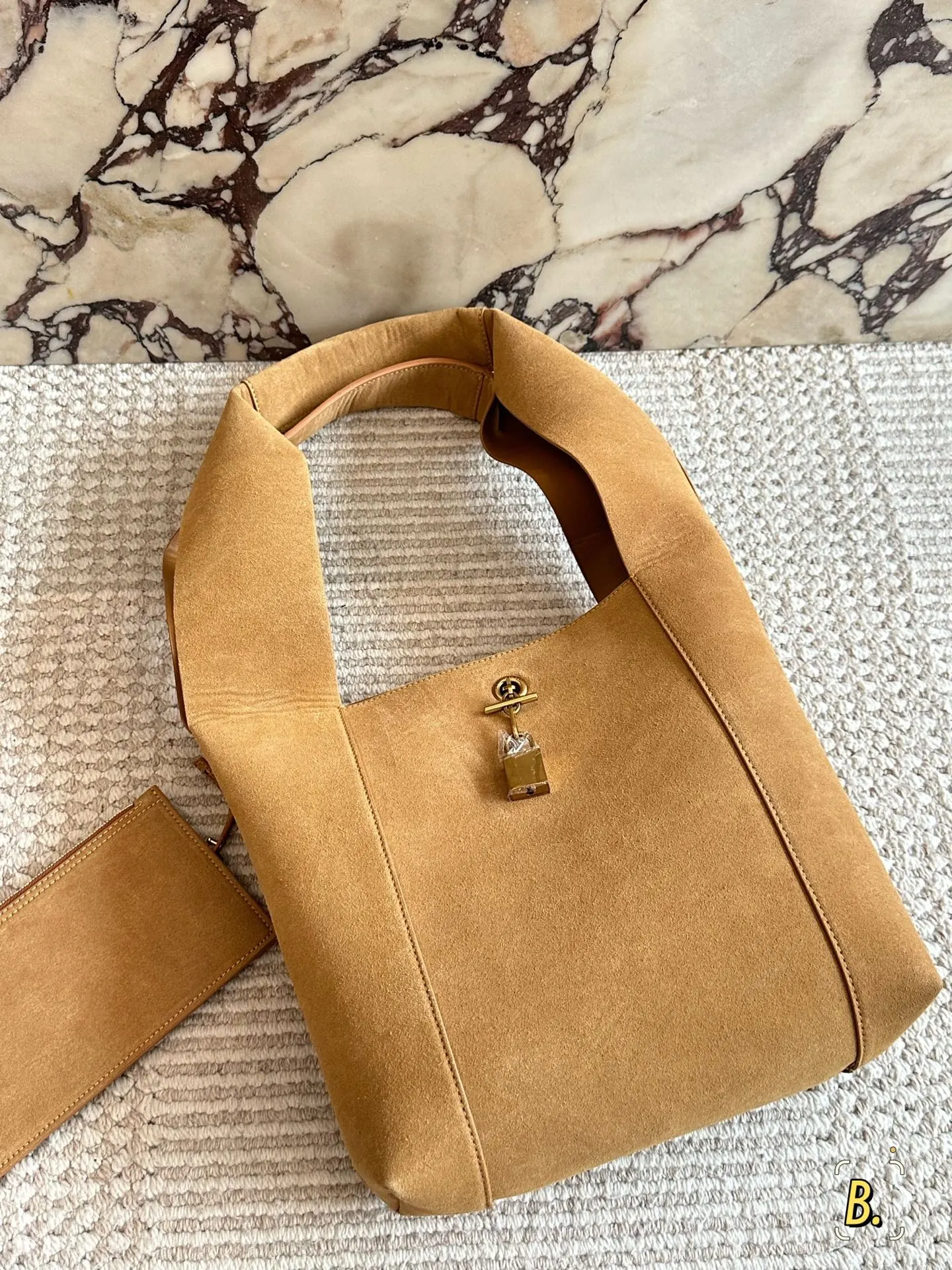 小号💰220 牛皮 size： 28 30cm YSL圣罗兰| 新款 不要太好看辣!!!! 可以单肩背~手提 皮质细腻又舒服！