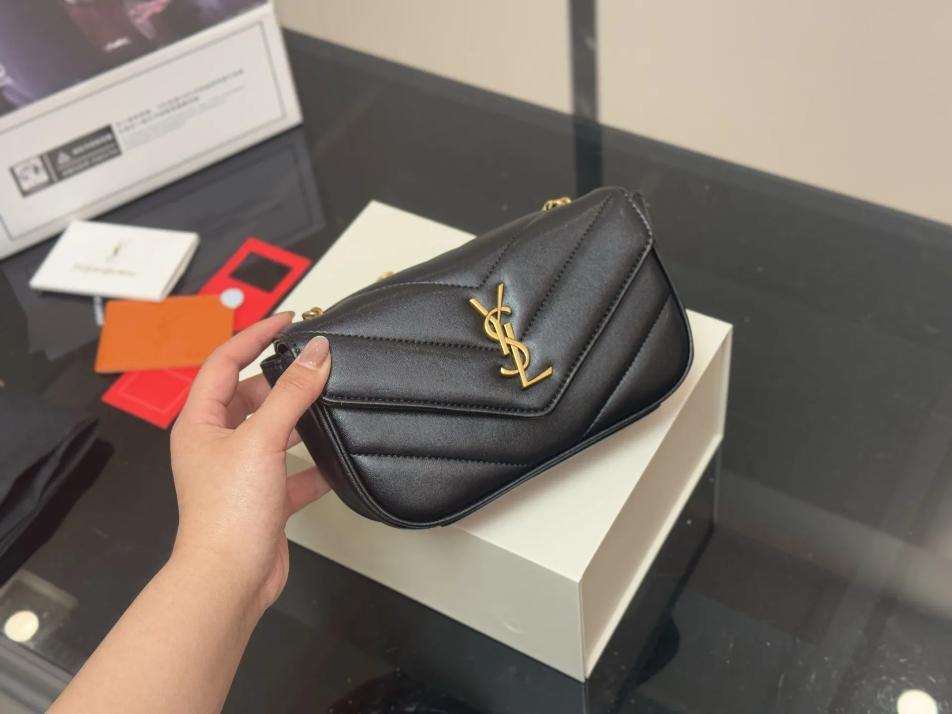 &yen;170 配折叠盒飞机盒 size：20.13cm ysl LOULOU PUFFER 圣罗兰软乎乎 黑金louloupuffer云朵包 中号的尺寸刚刚👌 搜索🔍圣罗兰ysl