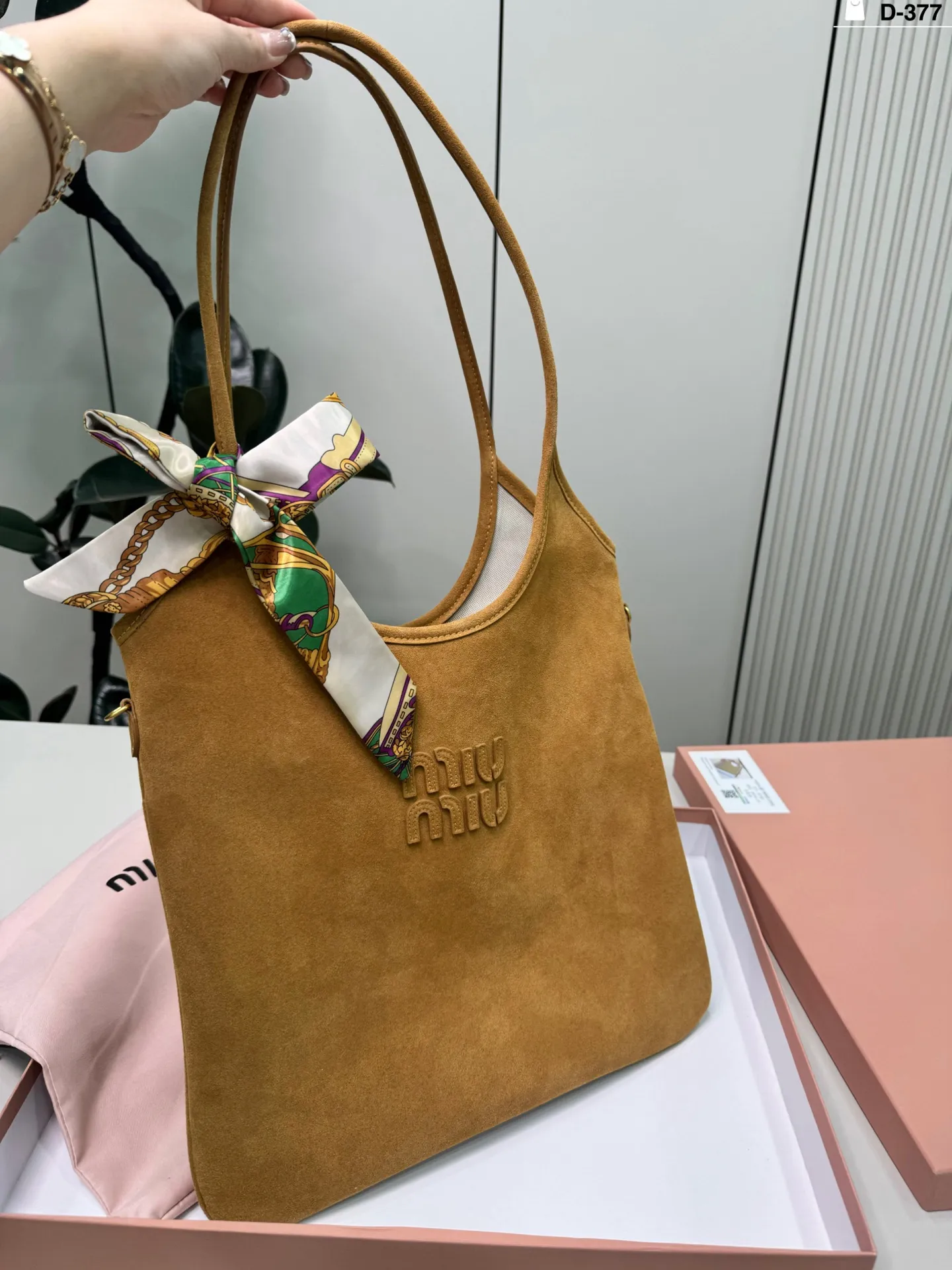 💰p155 D-377尺寸35&times;33配盒 miumiu缪缪ivy托特包 有种谁背都是萌萌的既视感hahaha~ 帆布牛皮皮质哦！