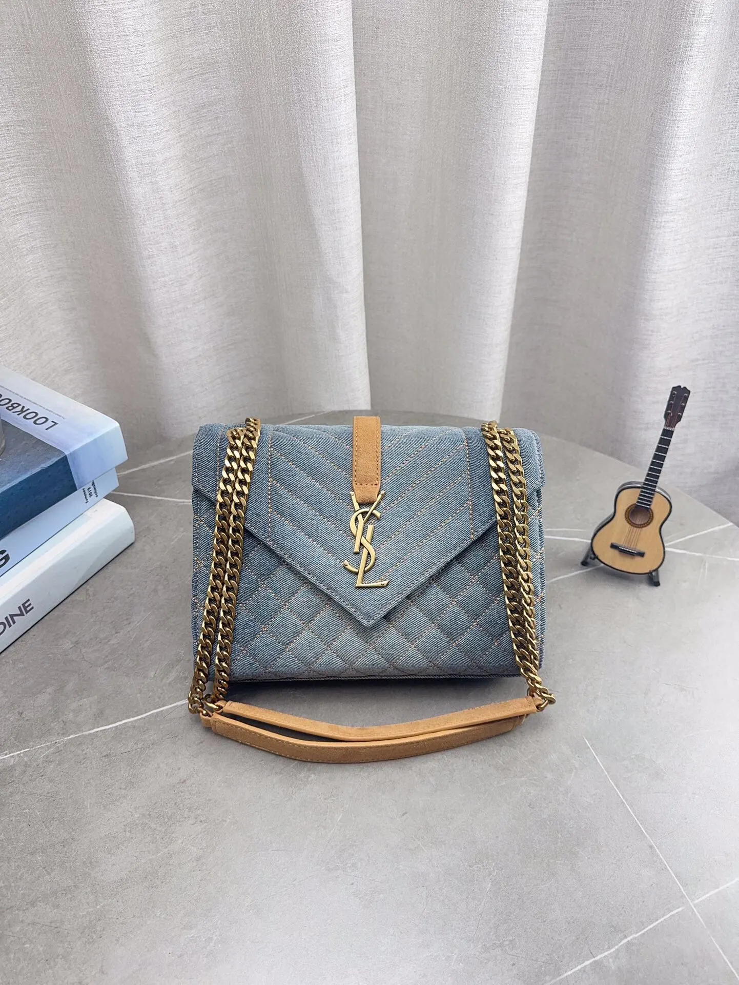 折叠飞机礼盒包装 高品质YSL圣罗兰牛仔链条信封包 简约才是百搭公式。 复古又时髦，妥妥的街拍神器。 出街通勤都可。 容量很大，可肩背、斜挎。 搭配很显高级感。 是帅气女孩不可缺少的一款经典存在。 尺寸24*17cm p185