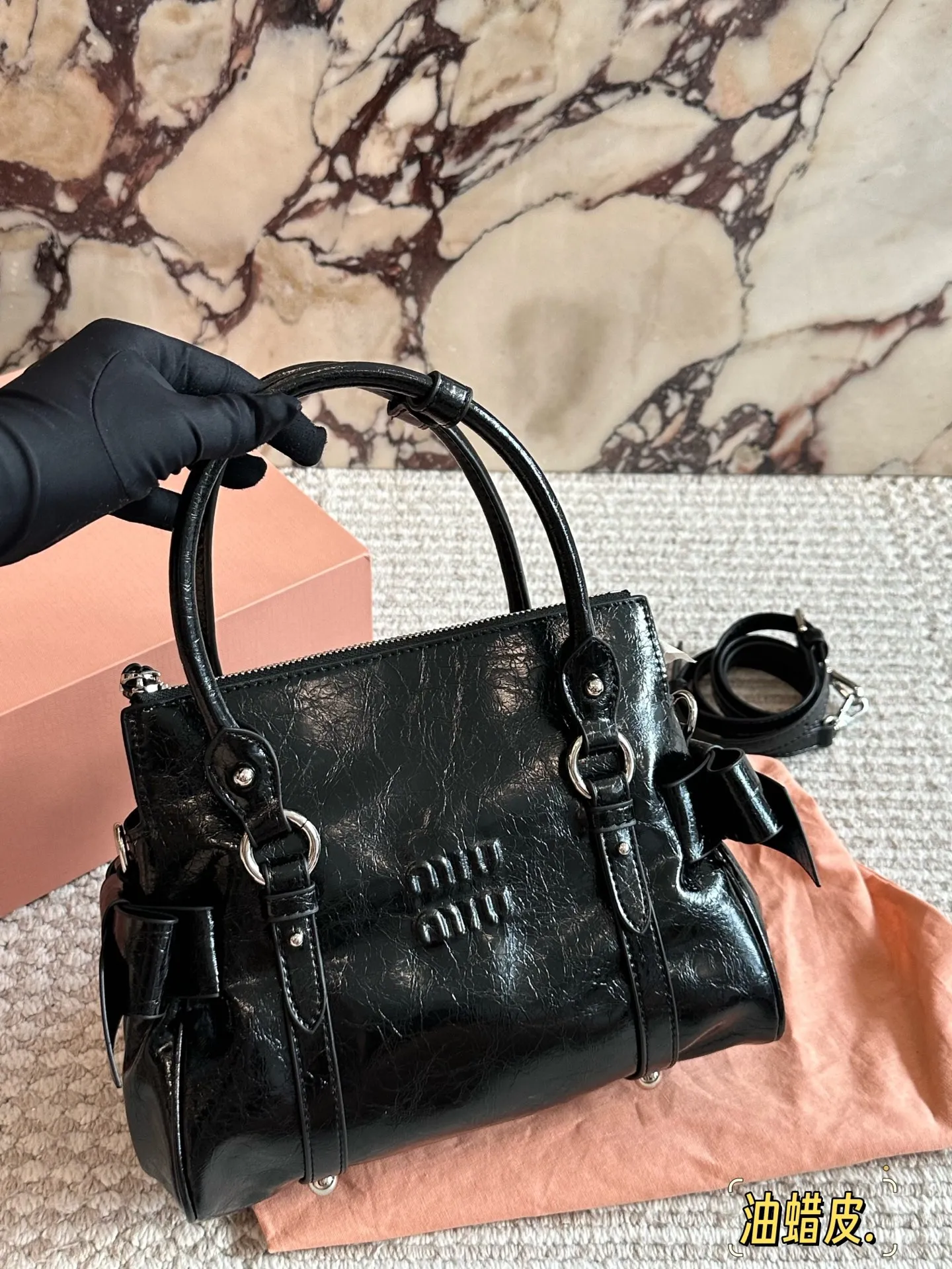 p280 MiuMiu蝴蝶结机车包​​ ✨MiuMiu蝴蝶结机车包，油蜡小牛皮材质，细腻光泽+复古褶皱感，摩卡棕配银色五金，甜酷复古风满分！两侧蝴蝶结超少女，手提斜挎都OK，日常通勤、休闲出街都能轻松驾驭👜。容量适中，手机、化妆品都能装，实用又时髦，是MiuMiu经典复刻款，复古与现代感兼具，超适合喜欢个性风格的姐妹们！💖25cm配盒子