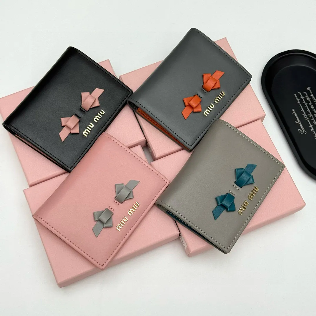 📢📢📢p95 🍒 miumiu 947 颜色：黑色 粉色 深灰色 浅灰色 尺寸：11.5*10*3 说明:miumiu专柜最新款火爆登场！采用头层牛皮，做工精致， 媲美专柜！多功能小钱包，超级精致时尚！